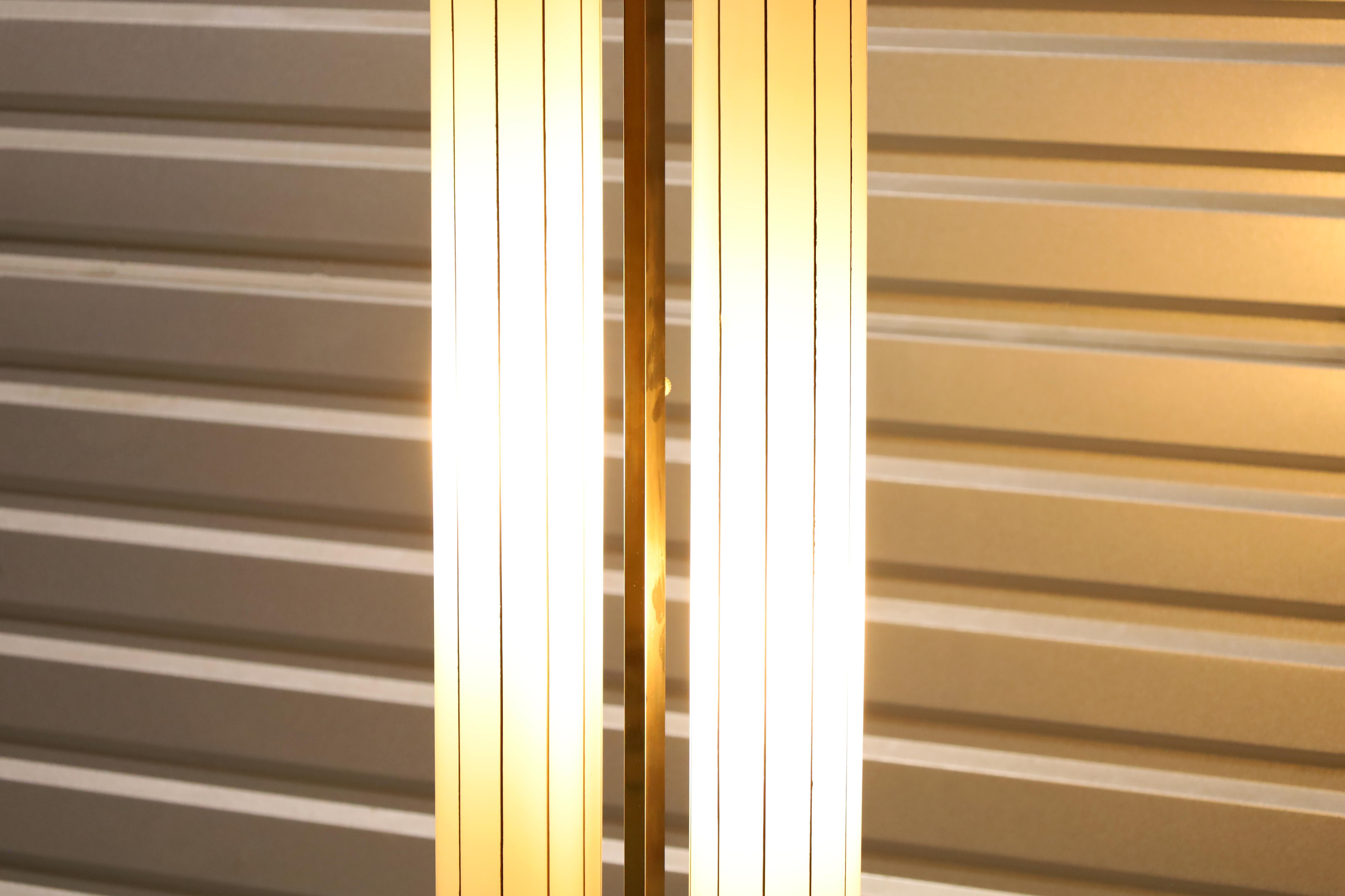 Mid-Century Modern Brass and Walnut Floor Lamp For Sale 3