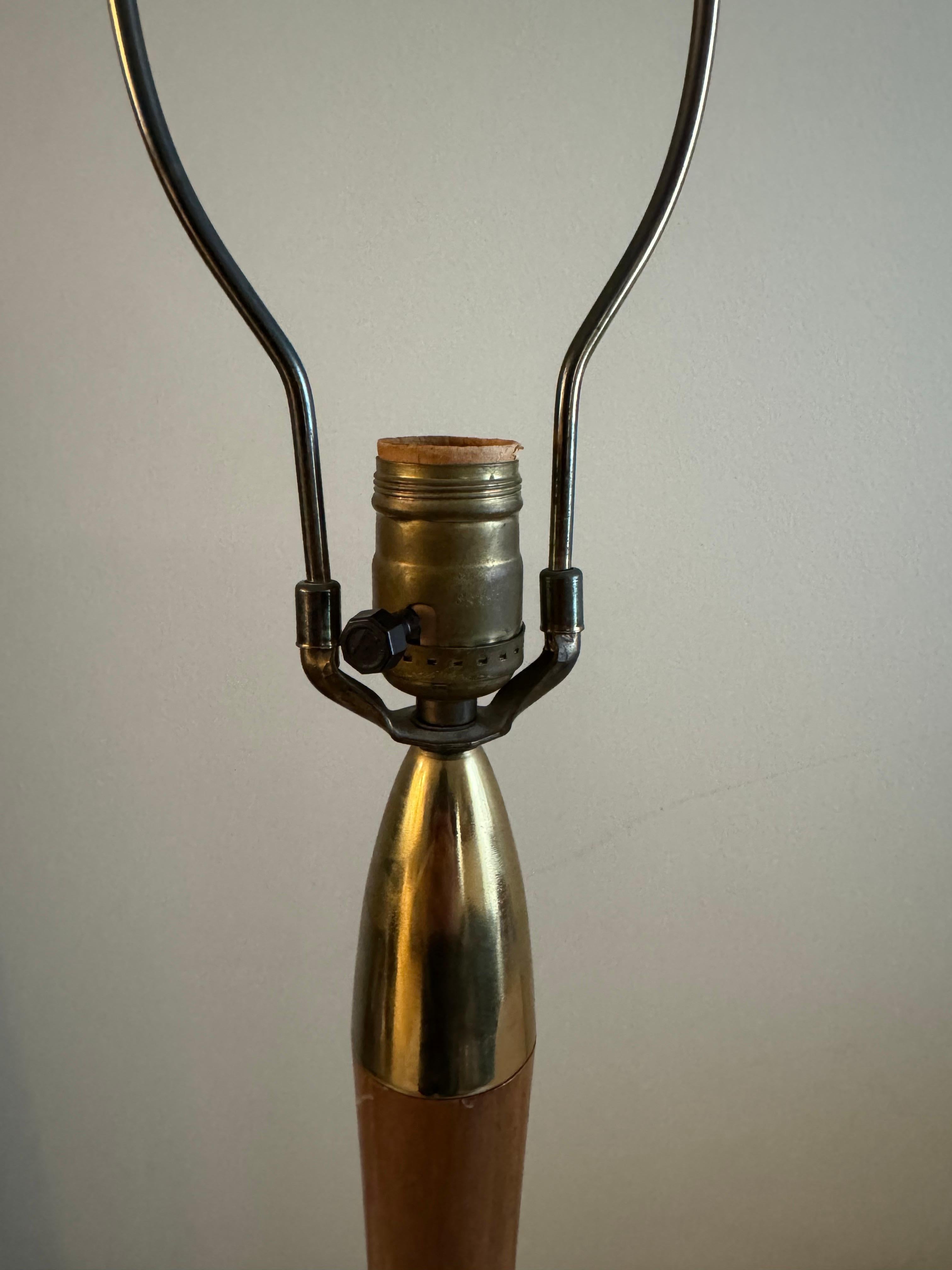 Mid-Century Modern Lampe de table en laiton et noyer The Moderns en vente
