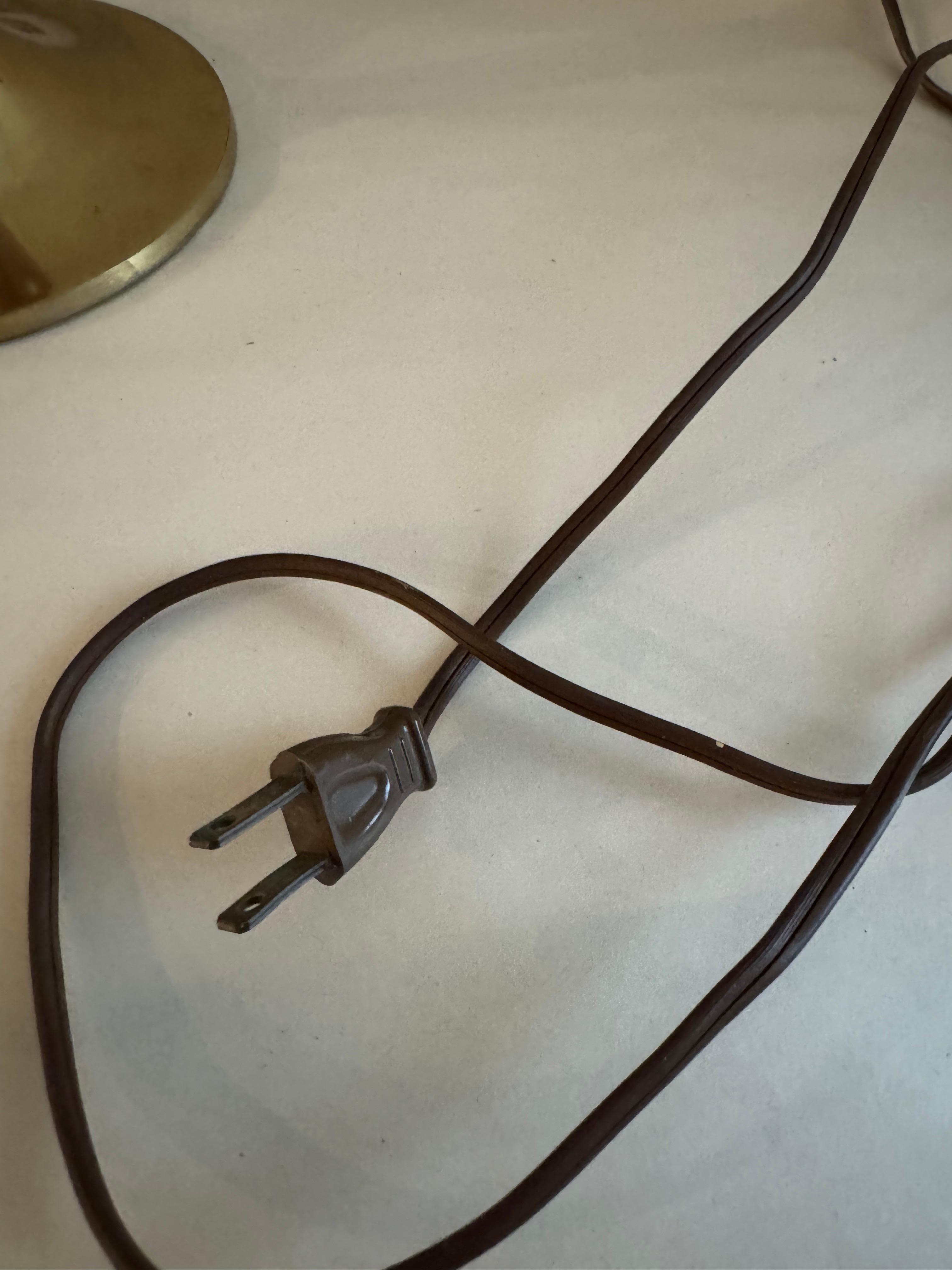 Américain Lampe de table en laiton et noyer The Moderns en vente