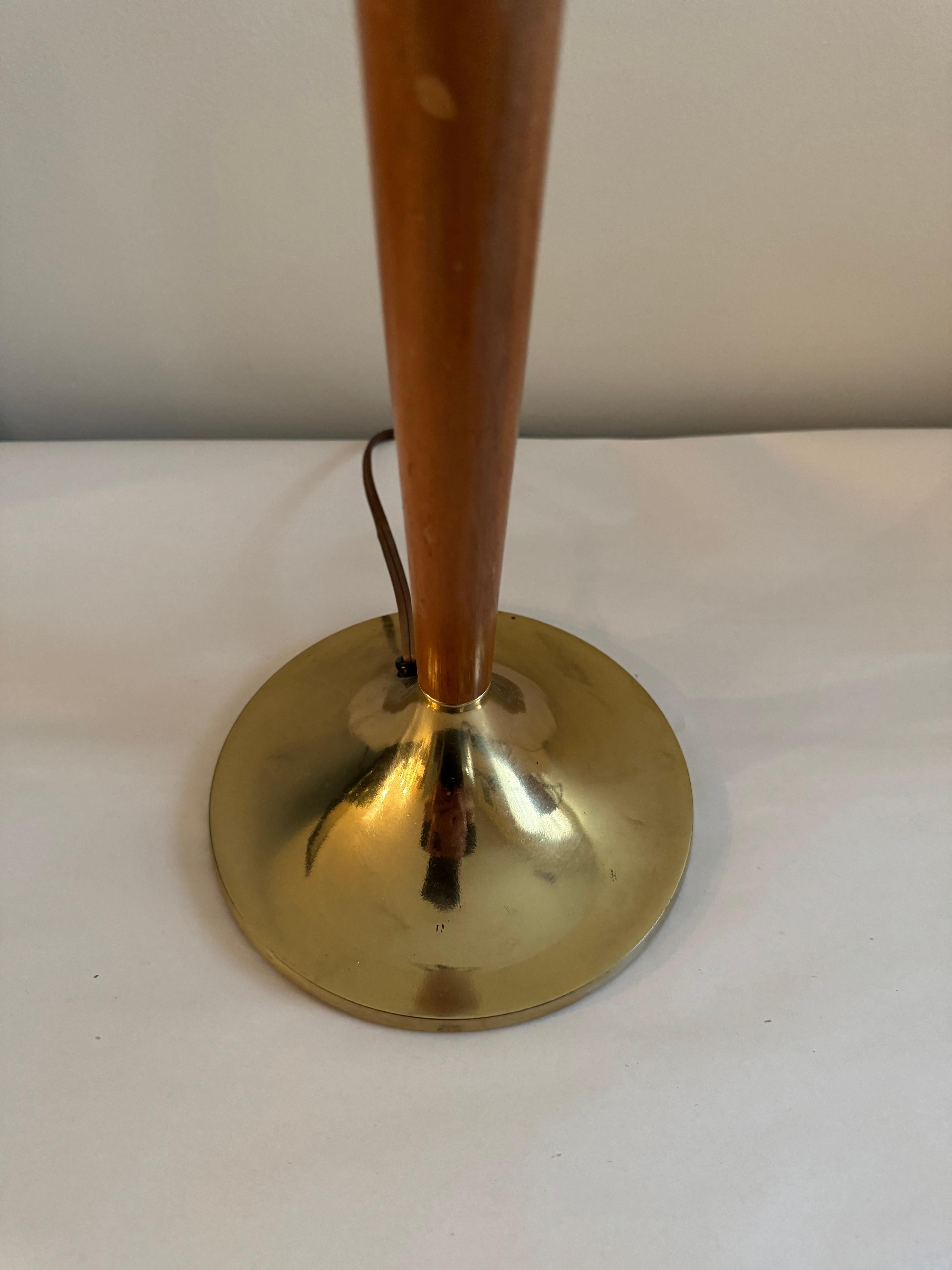Lampe de table en laiton et noyer The Moderns Bon état - En vente à San Carlos, CA