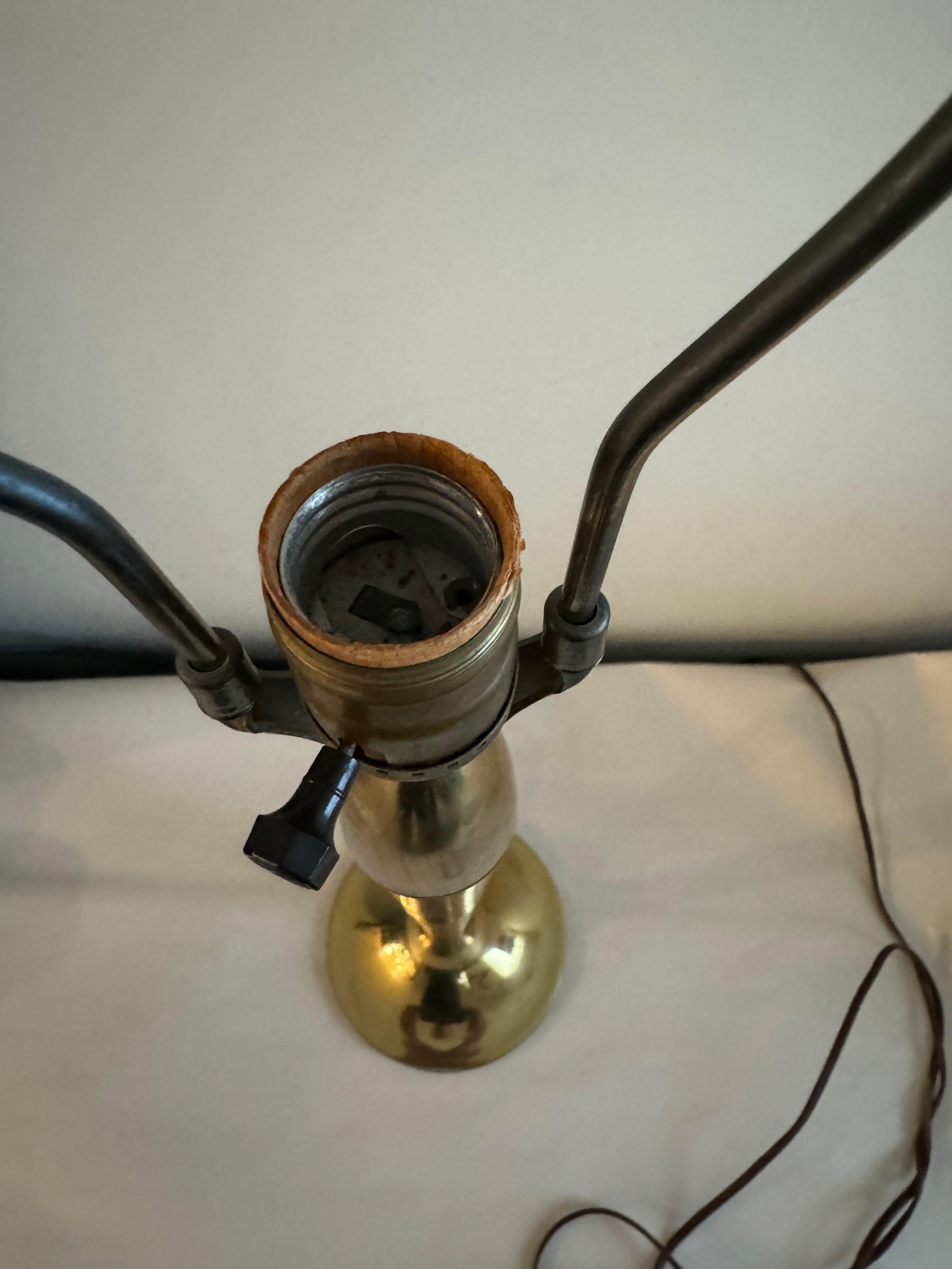 Milieu du XXe siècle Lampe de table en laiton et noyer The Moderns en vente