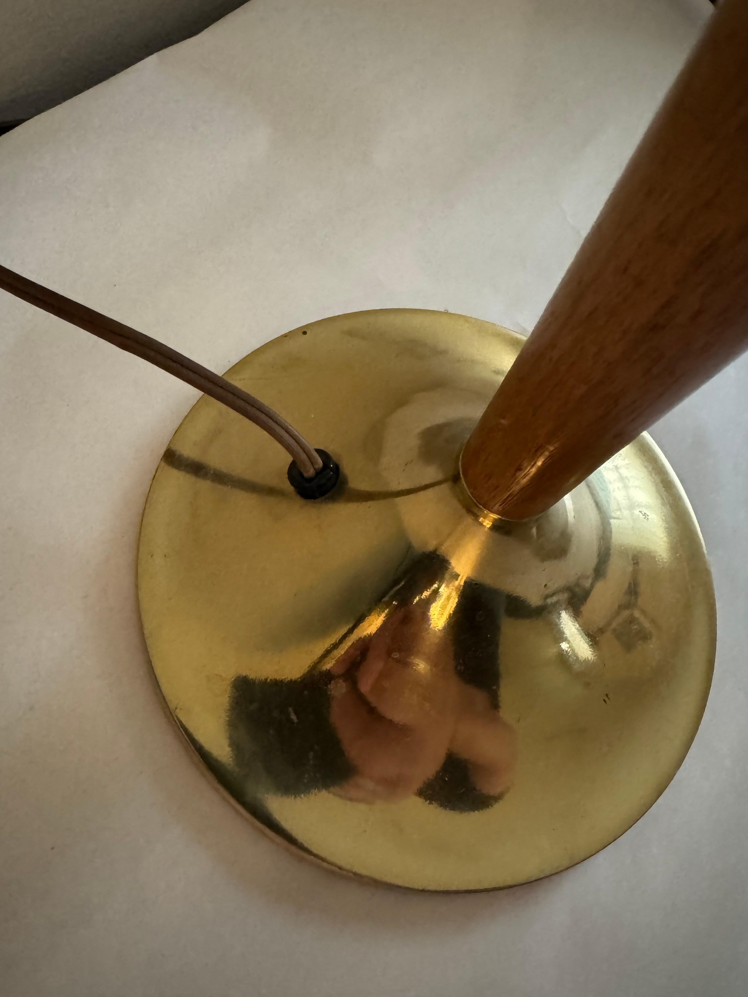 Lampe de table en laiton et noyer The Moderns en vente 1