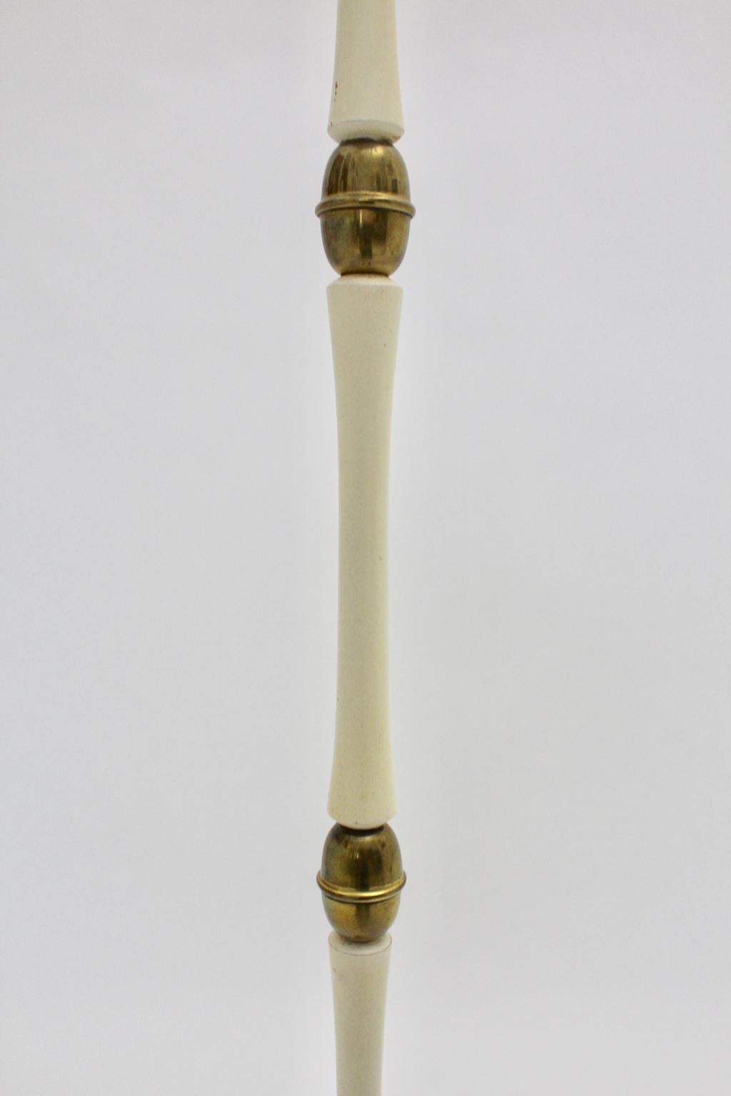 Lampadaire italien moderne du milieu du siècle dernier en laiton et blanc, années 1940 en vente 8