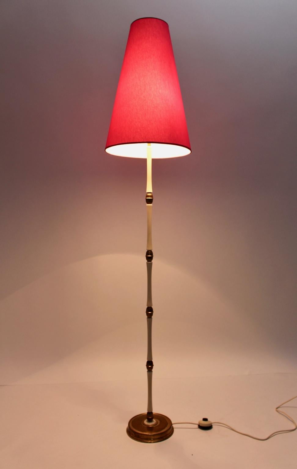 Mid-Century Modern Brass and White Italian Floor Lamp, 1940s In Good Condition For Sale In Vienna, AT