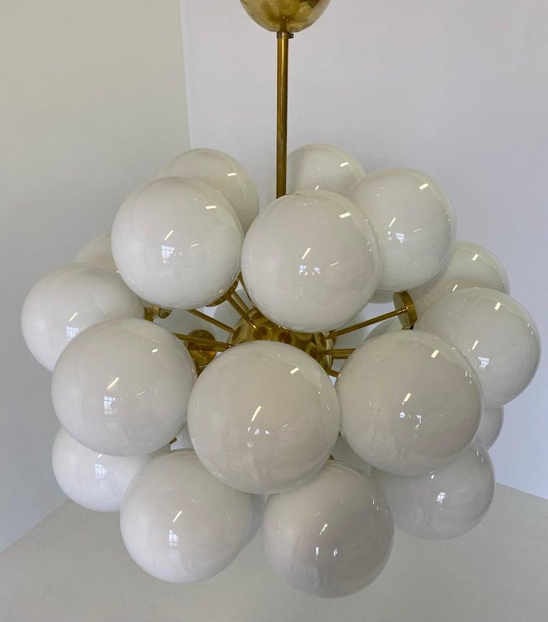 Italian Mid-Century Modern Brass and White Murano Glass Spheres Chandelier For Sale