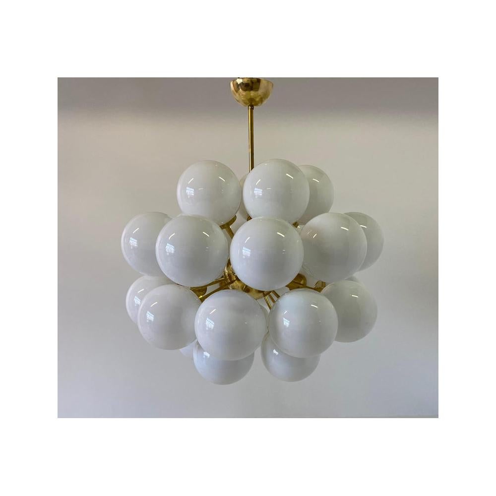 Mid-Century Modern Brass and White Murano Glass Spheres Chandelier In Good Condition For Sale In Meda, MB