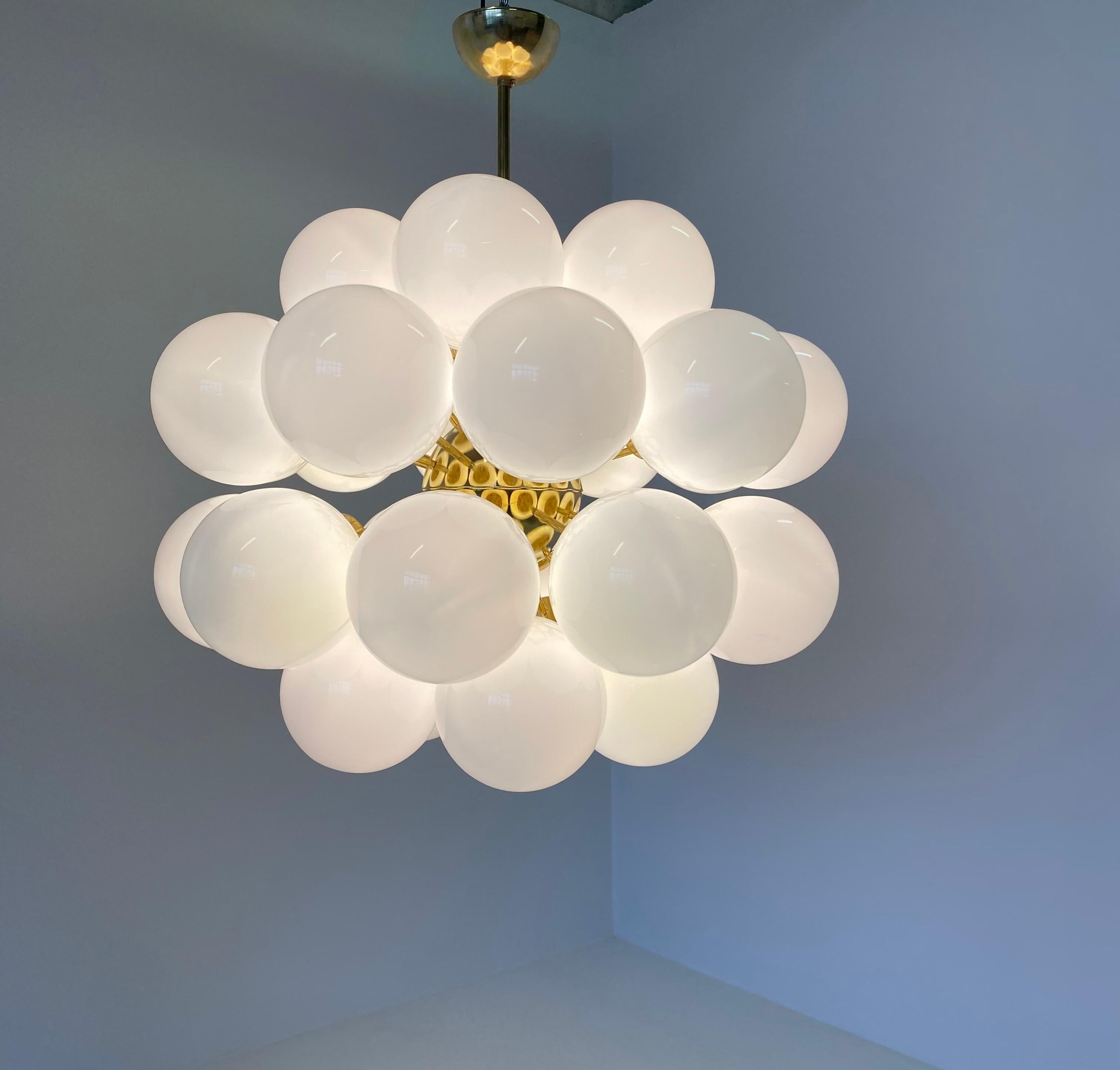 Mid-Century Modern Brass and White Murano Glass Spheres Chandelier In Good Condition In Meda, MB