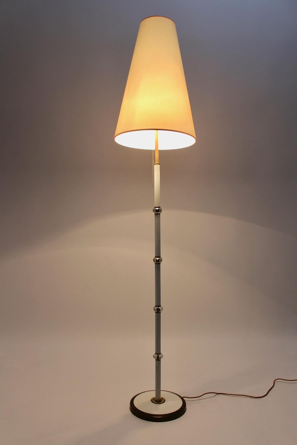 Mid-Century Modern Brass and White Vintage Floor Lamp, 1940s, Italy In Good Condition For Sale In Vienna, AT