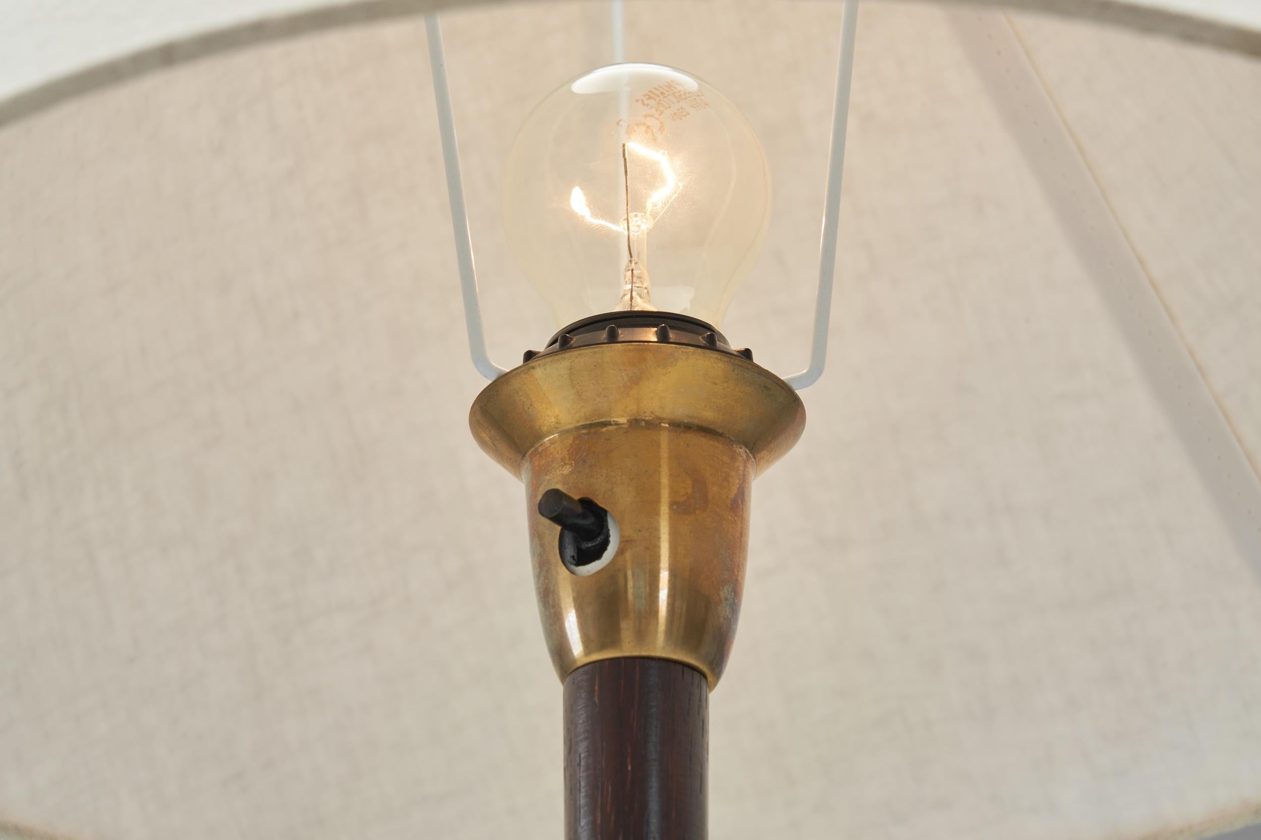 Lampada da terra moderna in ottone e Wood, Europa, metà del XX secolo in vendita 5