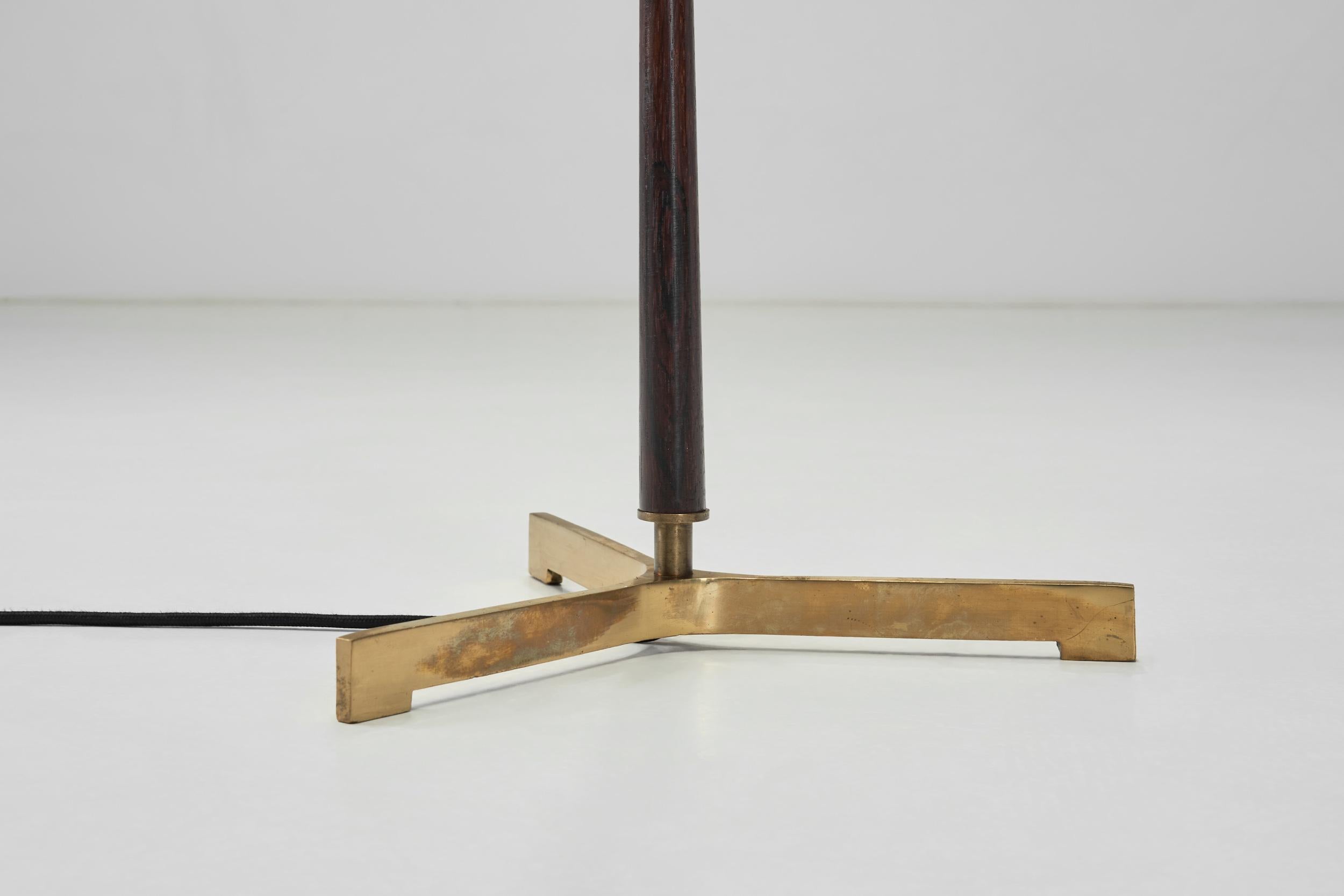 Lampada da terra moderna in ottone e Wood, Europa, metà del XX secolo in vendita 11