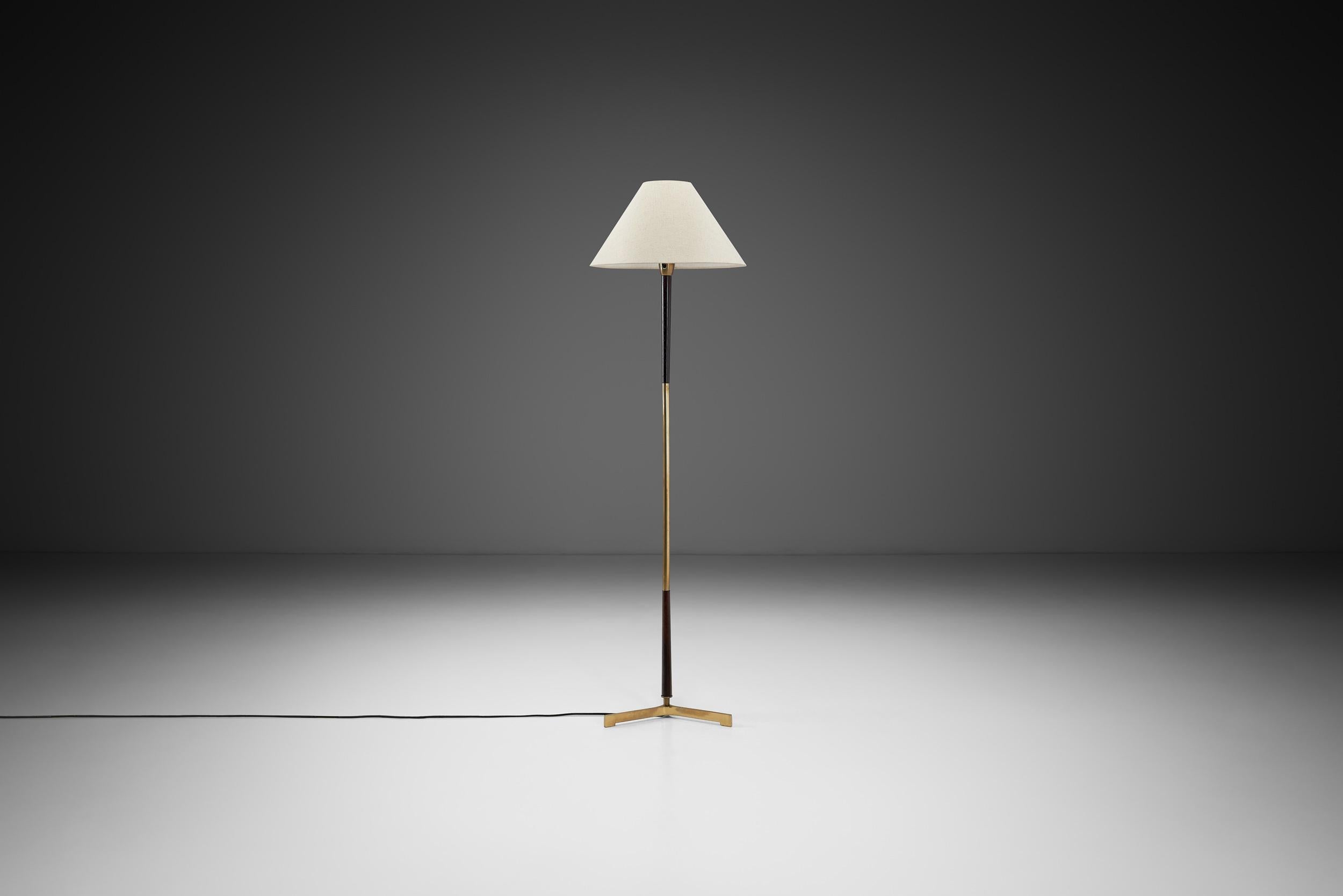 Mid-Century moderno Lampada da terra moderna in ottone e Wood, Europa, metà del XX secolo in vendita