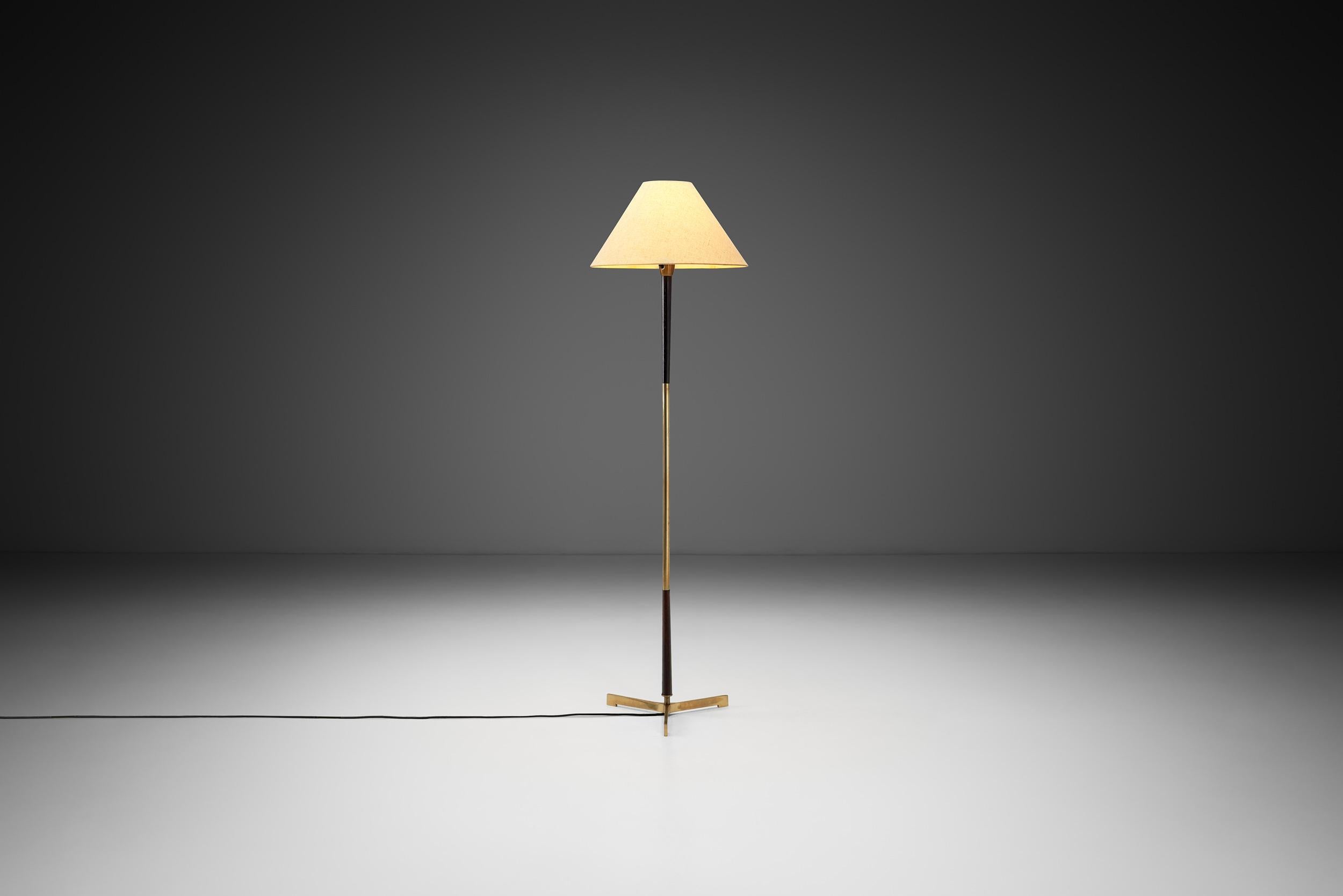 Europeo Lampada da terra moderna in ottone e Wood, Europa, metà del XX secolo in vendita