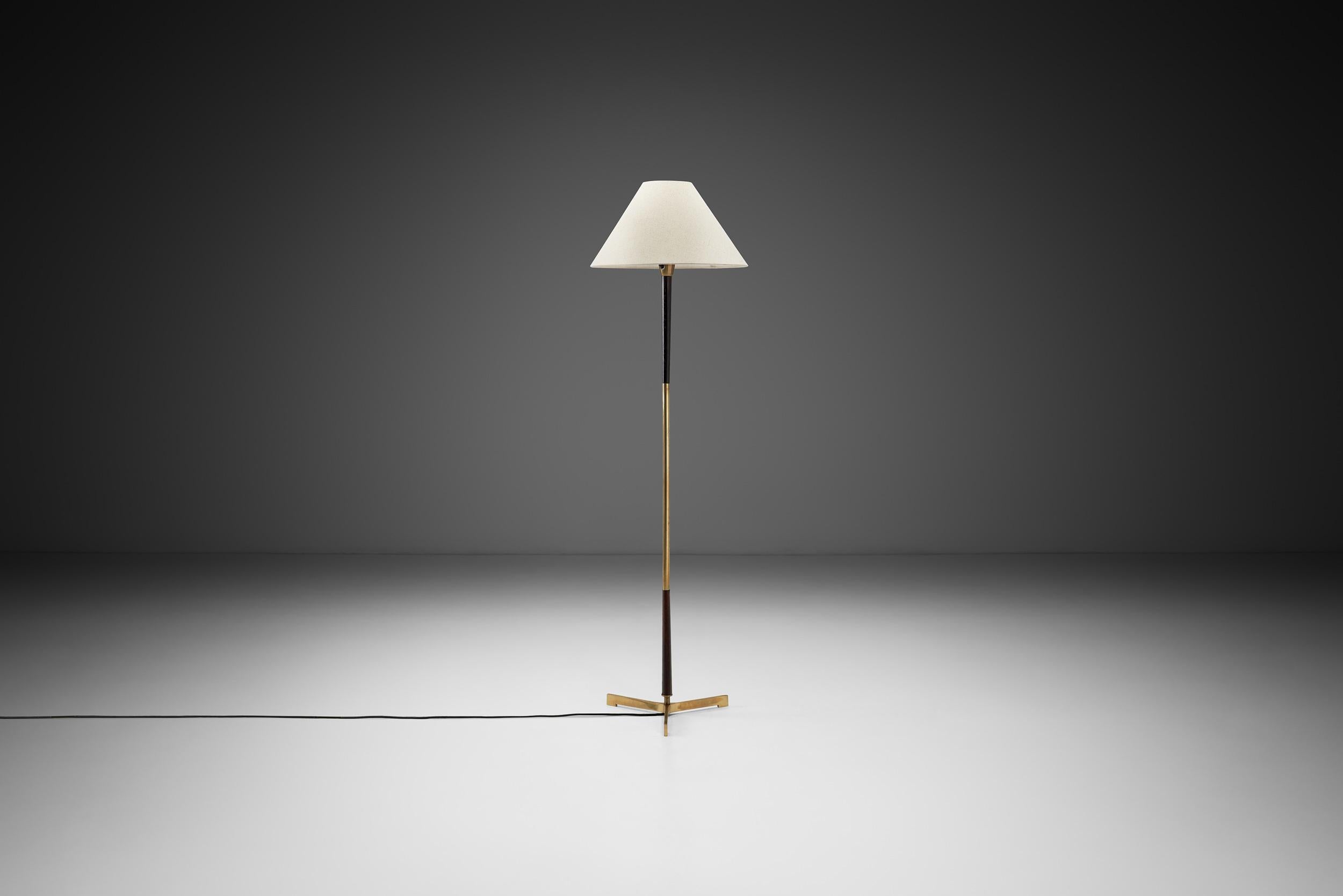 Lampada da terra moderna in ottone e Wood, Europa, metà del XX secolo In condizioni buone in vendita a Utrecht, NL