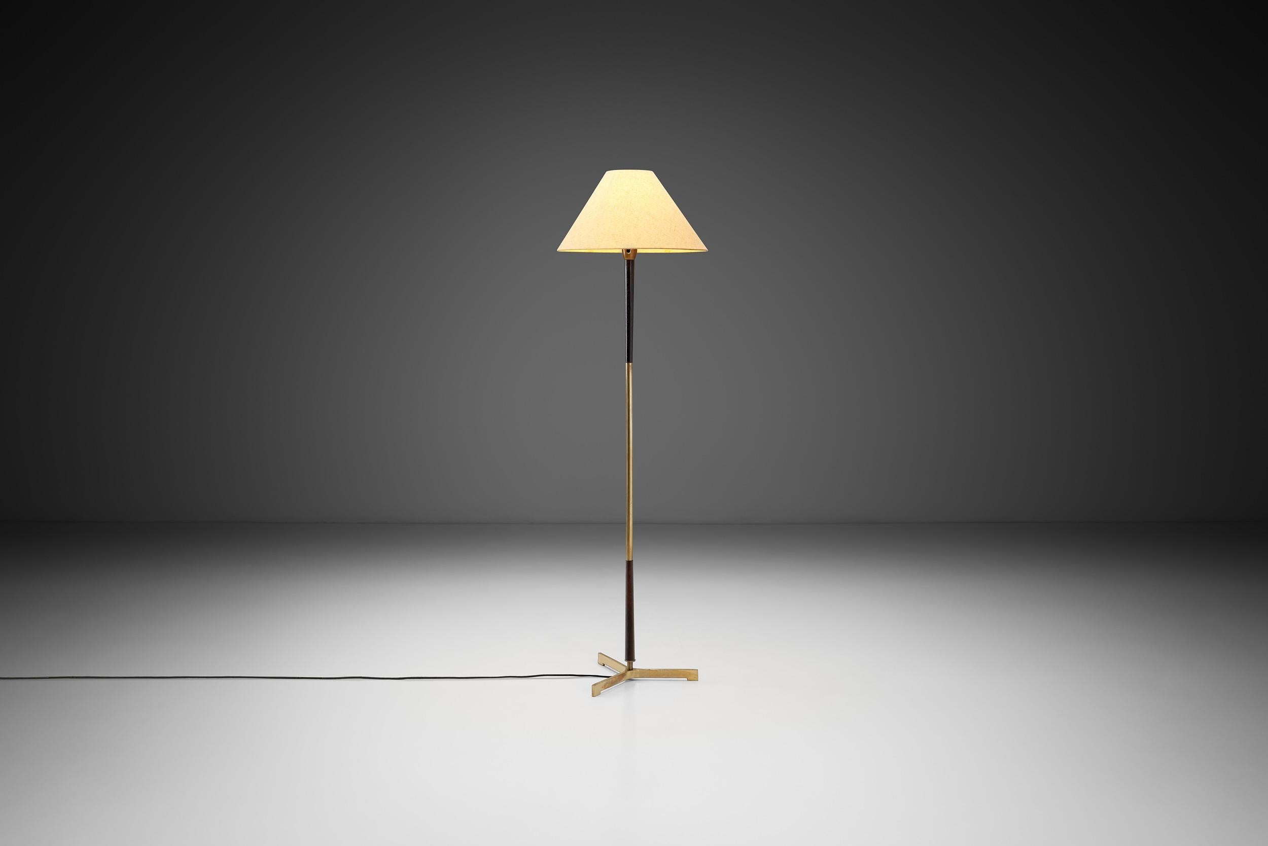 Ottone Lampada da terra moderna in ottone e Wood, Europa, metà del XX secolo in vendita