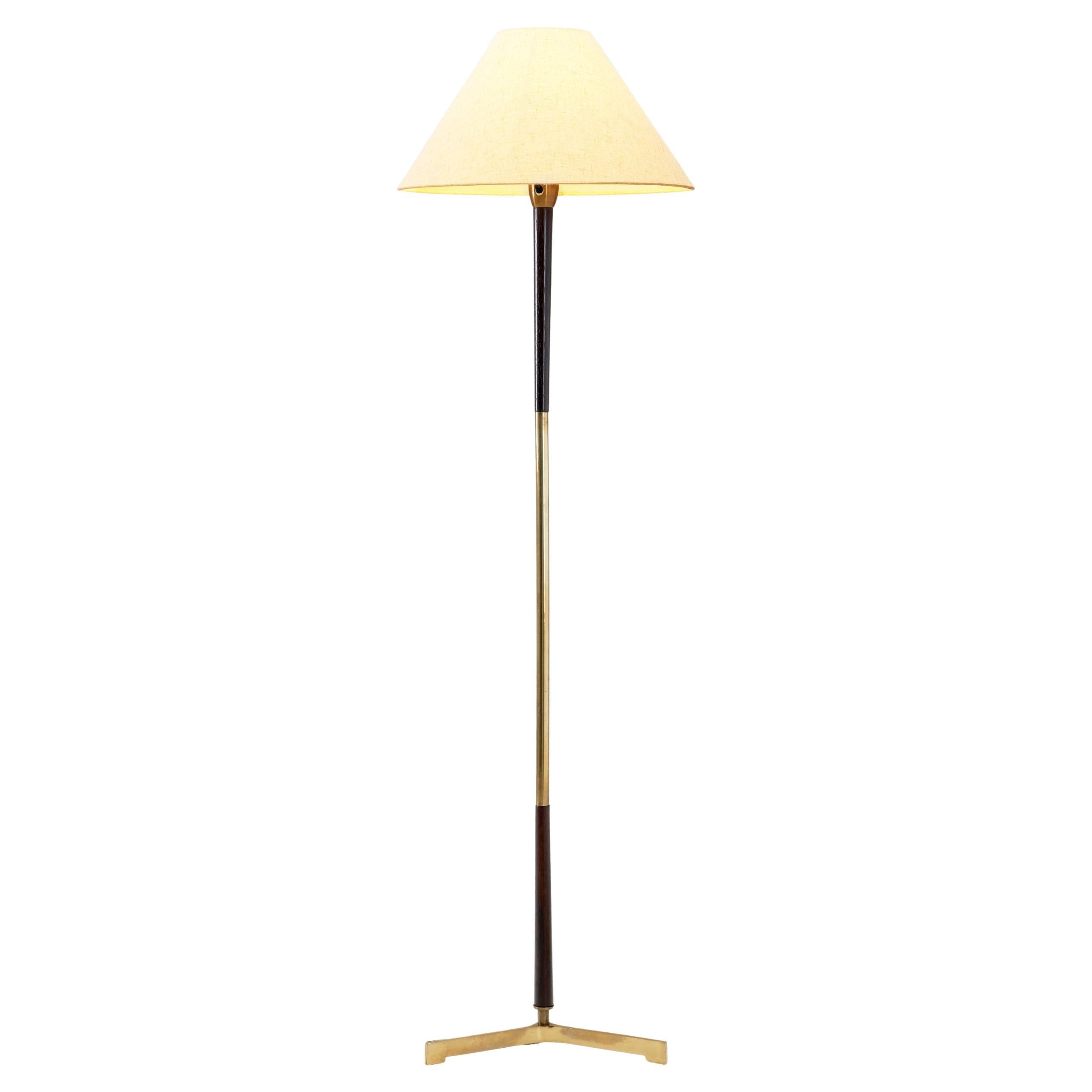 Lampada da terra moderna in ottone e Wood, Europa, metà del XX secolo in vendita