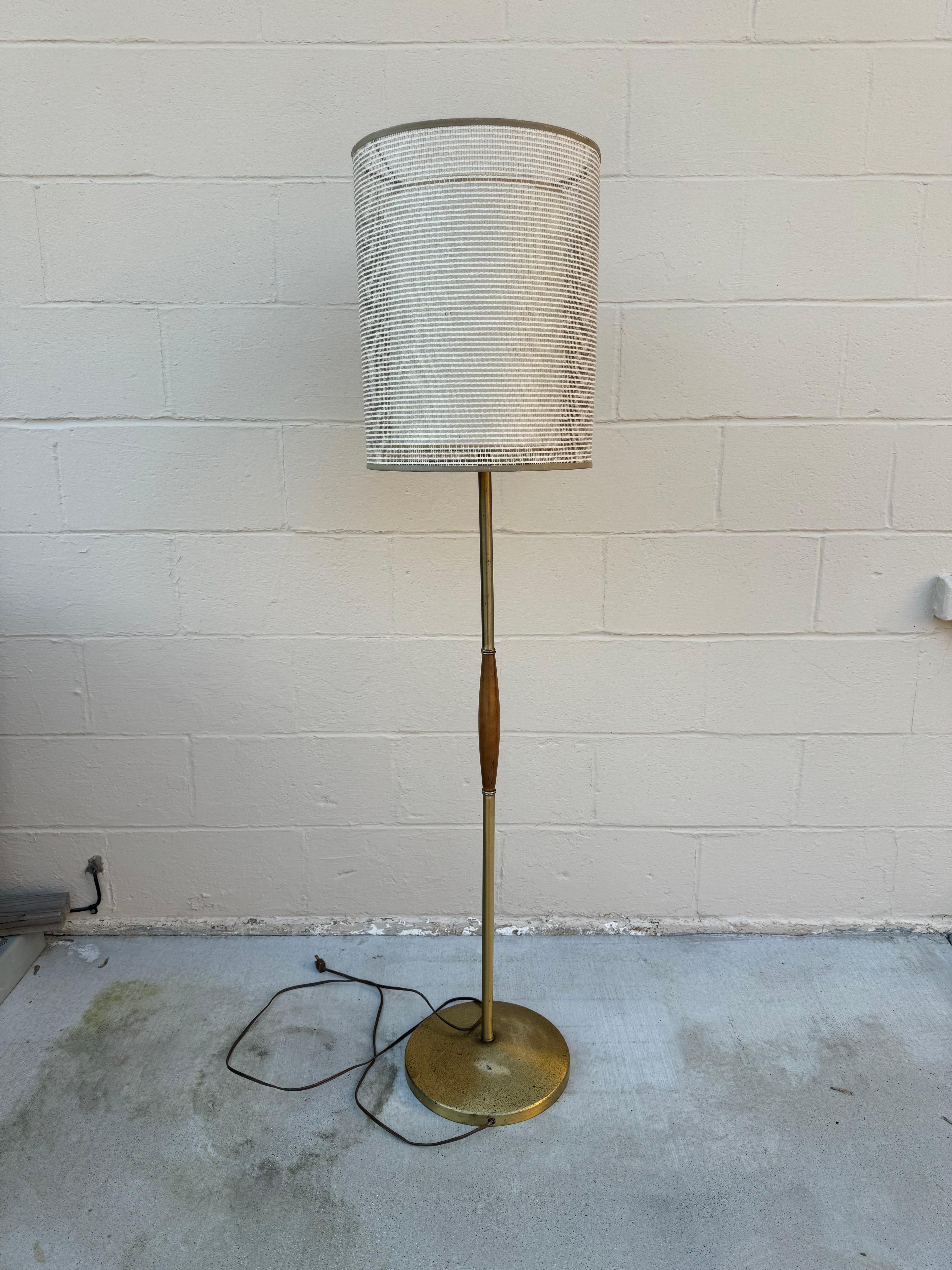 Moderne Stehlampe aus Messing und Holz aus der Mitte des Jahrhunderts mit Trommelschirm aus doppeltem Glasfaser  im Angebot 5