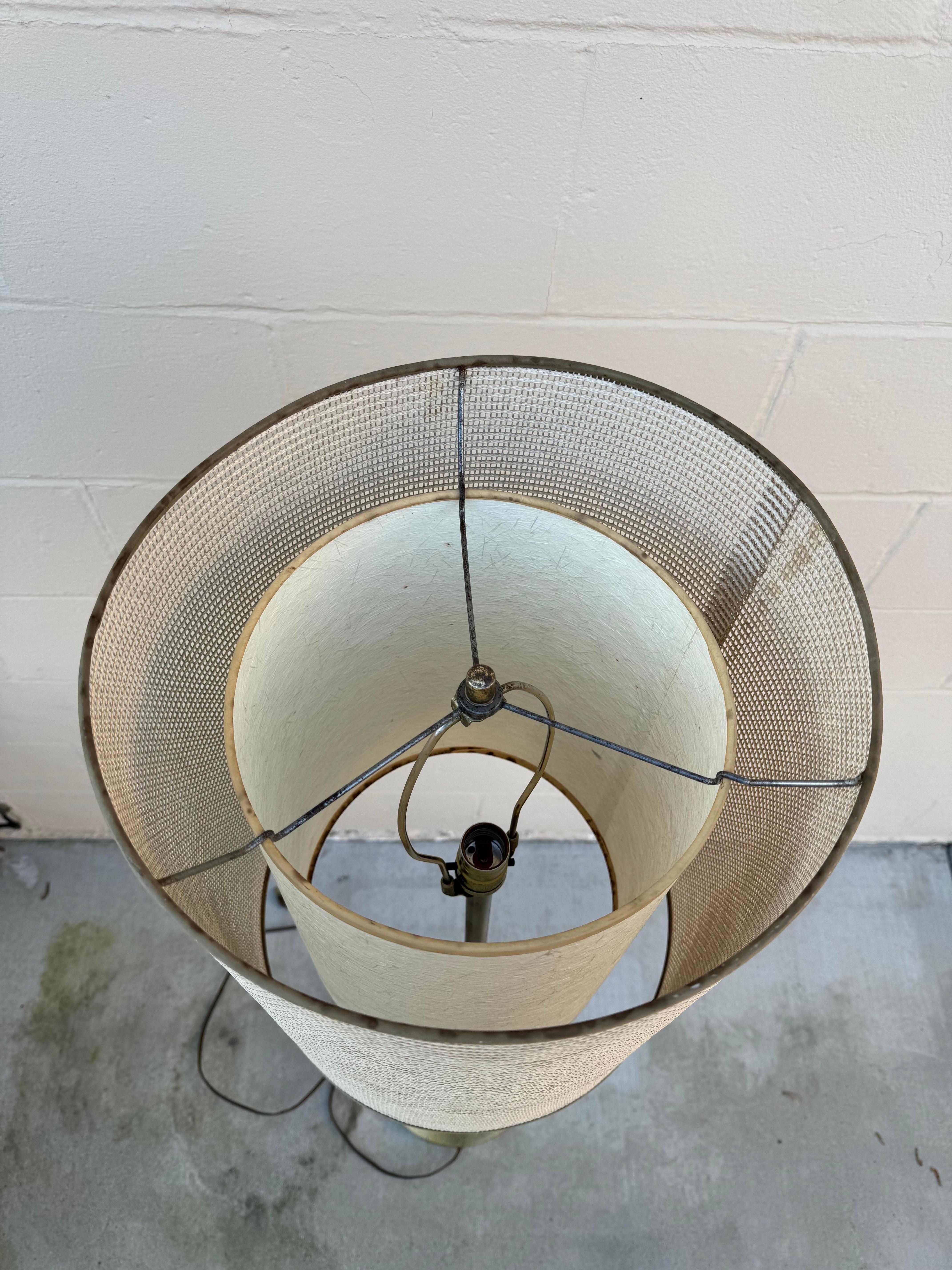 Lampadaire moderne du milieu du siècle dernier en laiton et bois avec abat-jour tambour double en fibre de verre  Bon état - En vente à San Carlos, CA