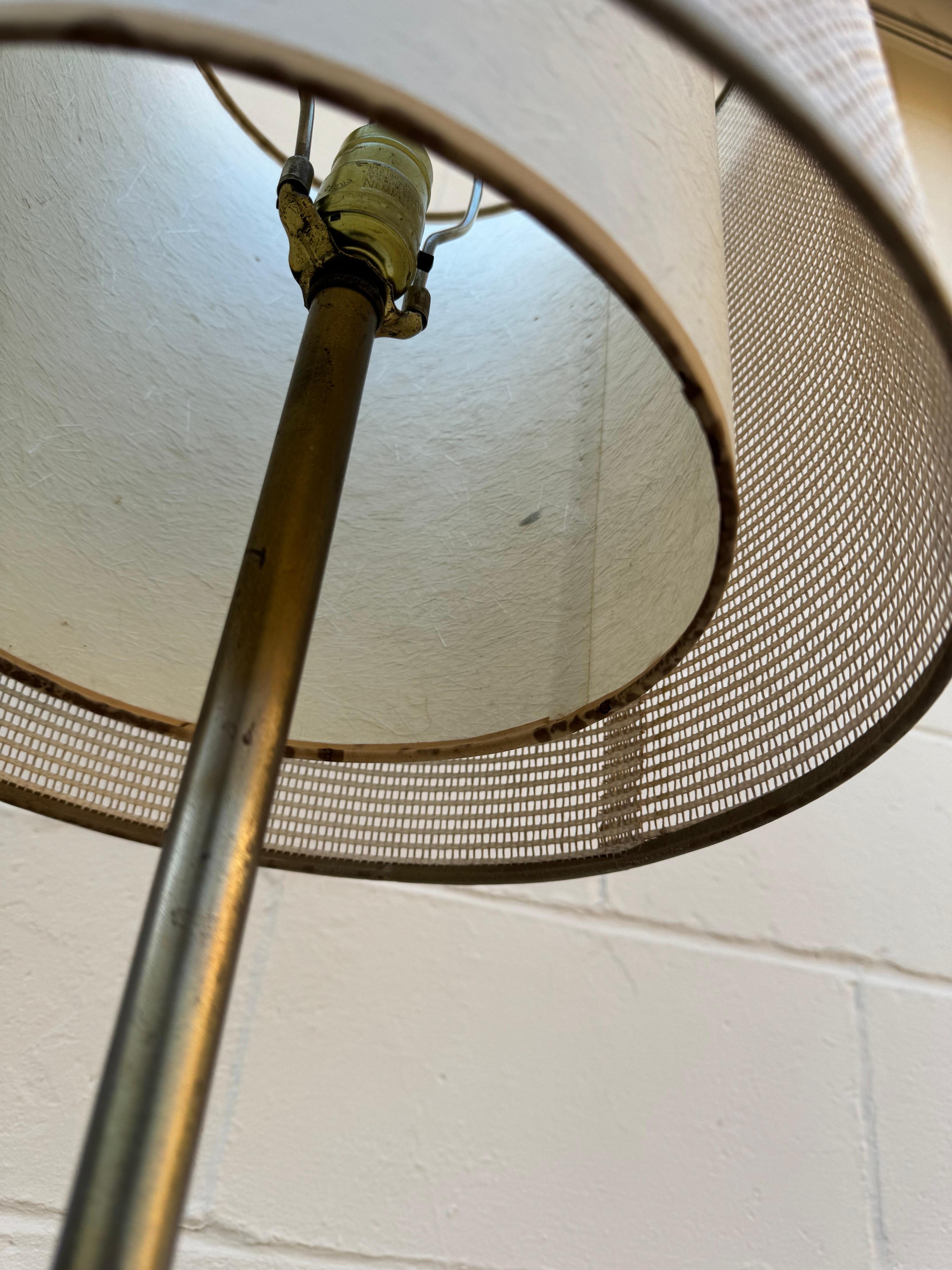 Moderne Stehlampe aus Messing und Holz aus der Mitte des Jahrhunderts mit Trommelschirm aus doppeltem Glasfaser  (Mitte des 20. Jahrhunderts) im Angebot