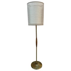 Lámpara de pie moderna de mediados de siglo de latón y madera con doble pantalla de tambor de fibra de vidrio