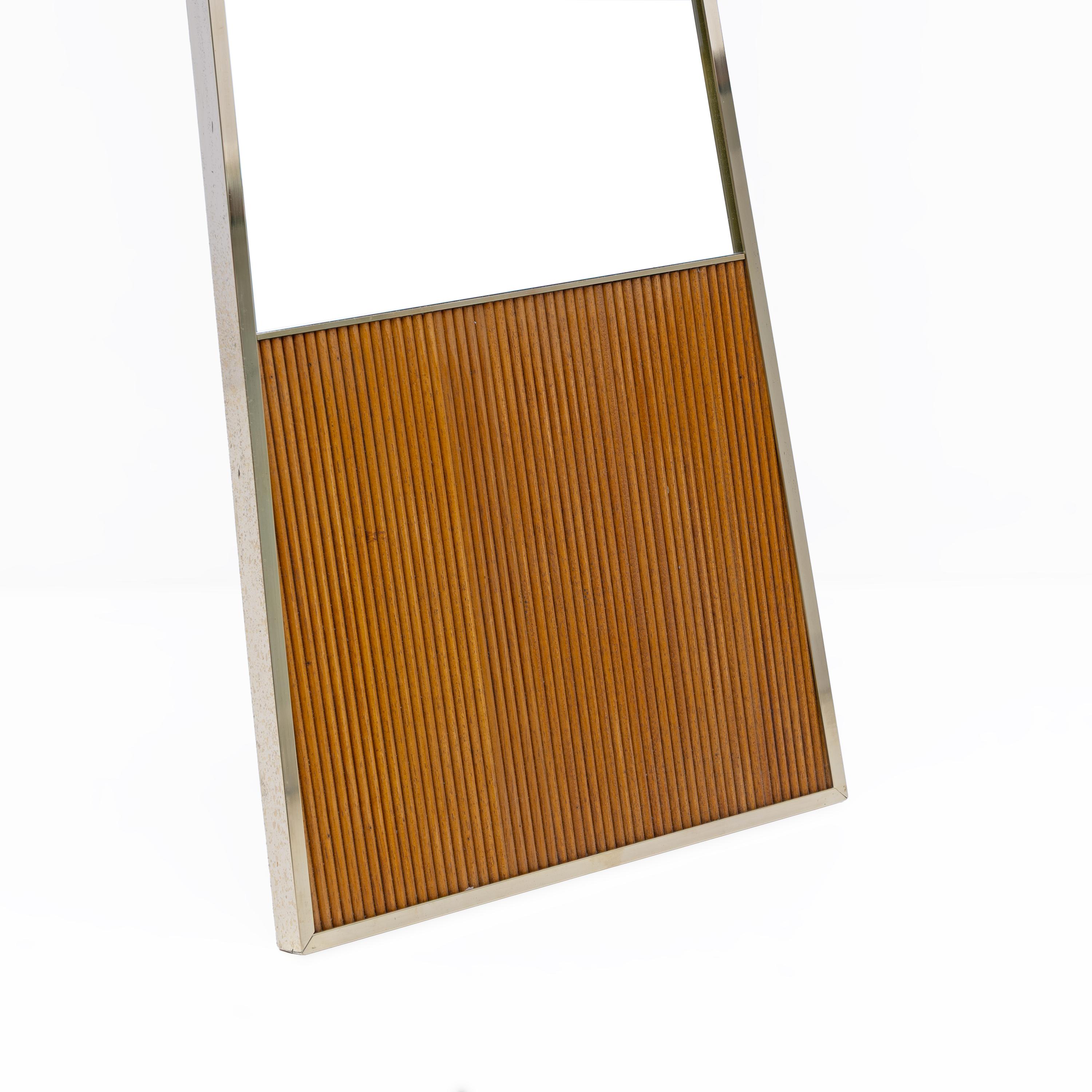 Espejo de pie moderno de mediados de siglo, latón y madera, Italia, años 70 Latón en venta