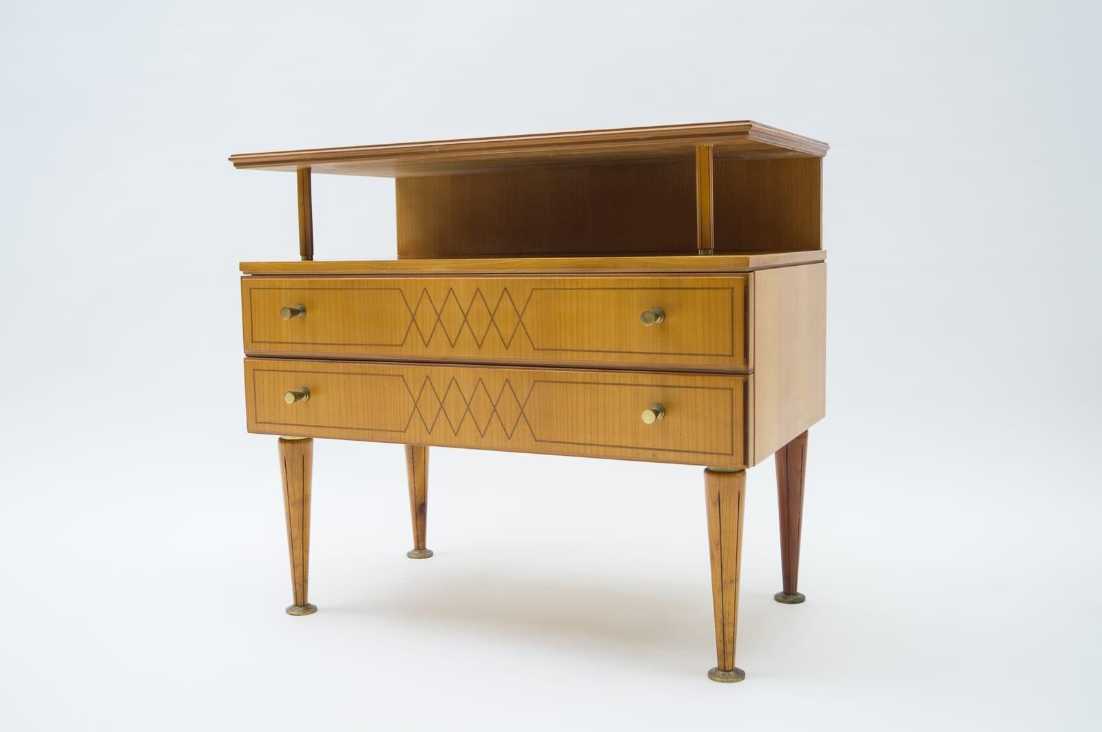 Milieu du XXe siècle Tables de nuit en laiton et Wood Modernity, années 1950, ensemble de 2 en vente