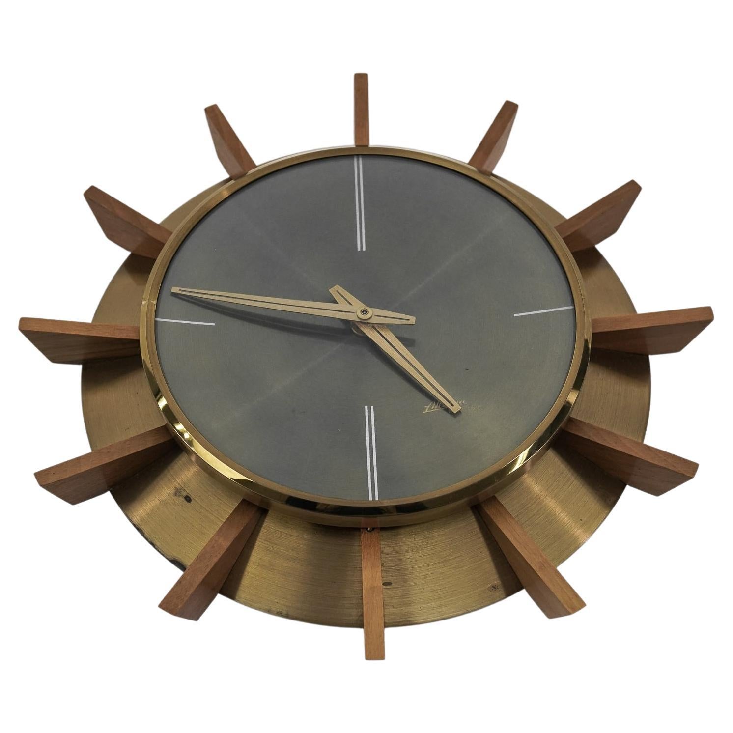 Horloge murale Sunburst d'Atlanta Electric, en laiton et bois, moderne du milieu du siècle dernier en vente