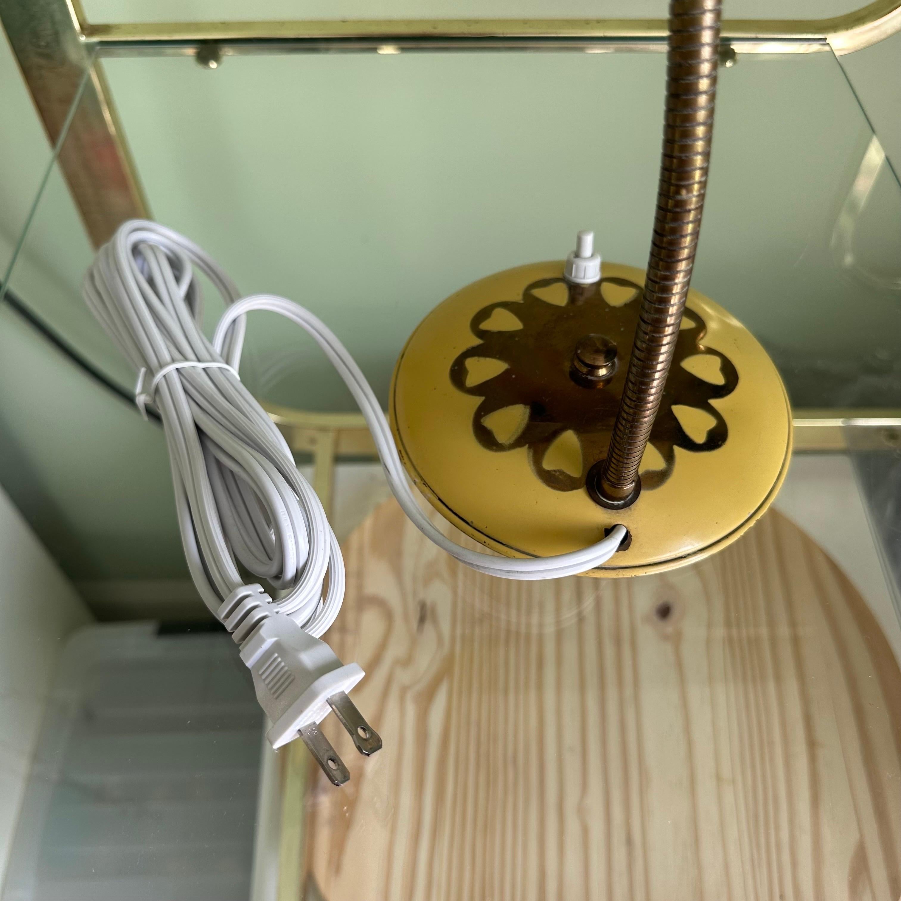 Lampe de bureau jaune et laiton moderne du milieu du siècle dernier avec cœurs peints à la main en vente 3