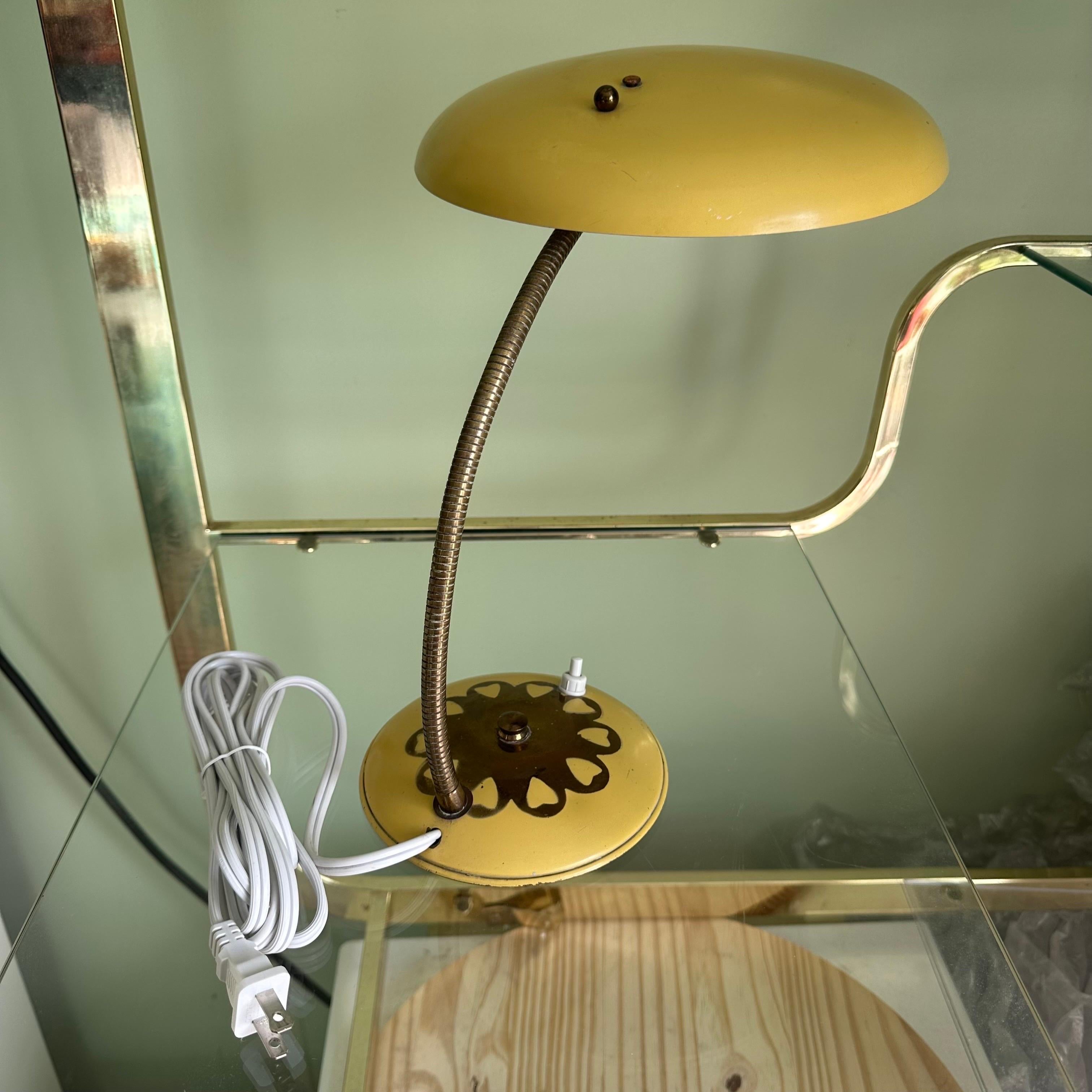 Lampe de bureau jaune et laiton moderne du milieu du siècle dernier avec cœurs peints à la main en vente 4