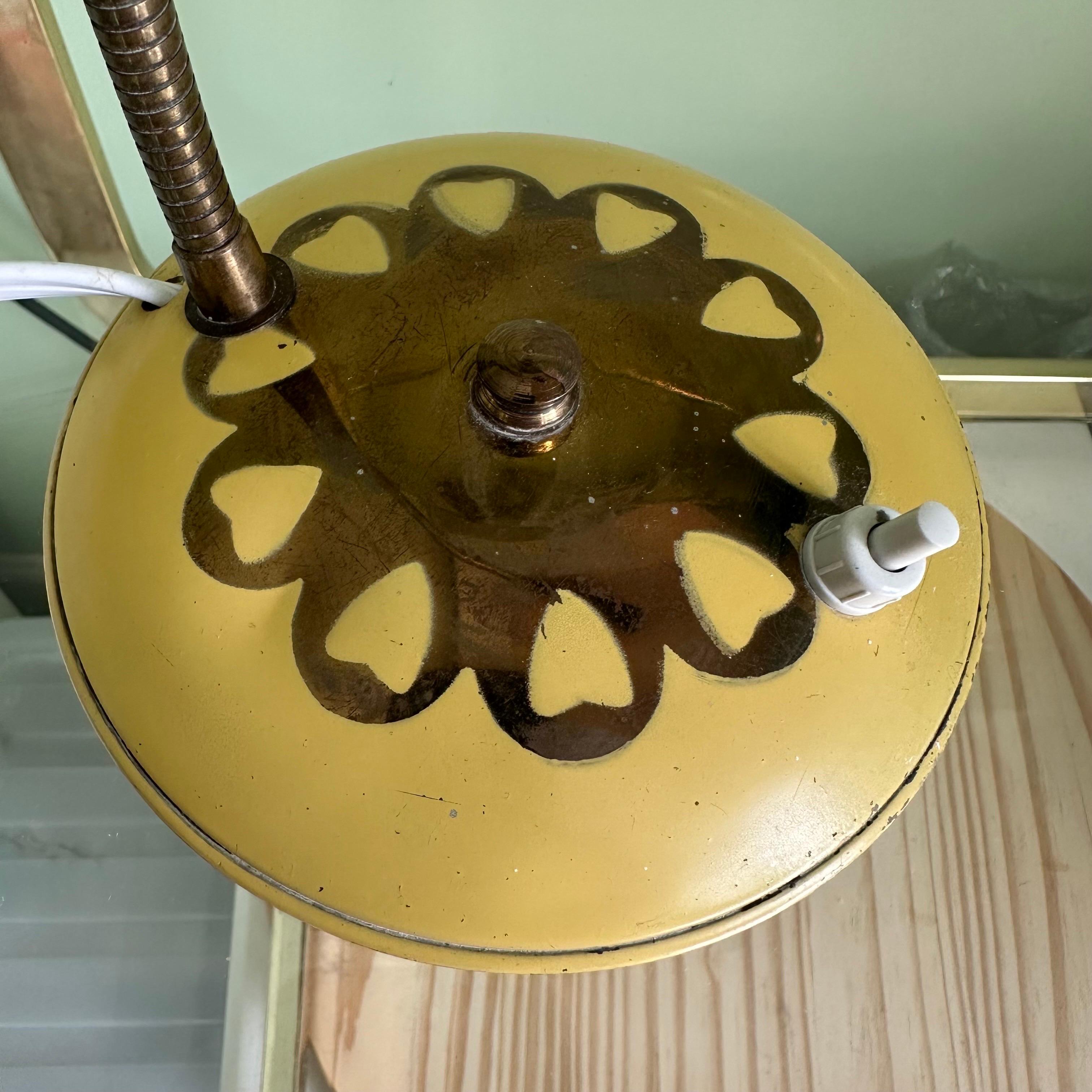 Mid-Century Modern Lampe de bureau jaune et laiton moderne du milieu du siècle dernier avec cœurs peints à la main en vente