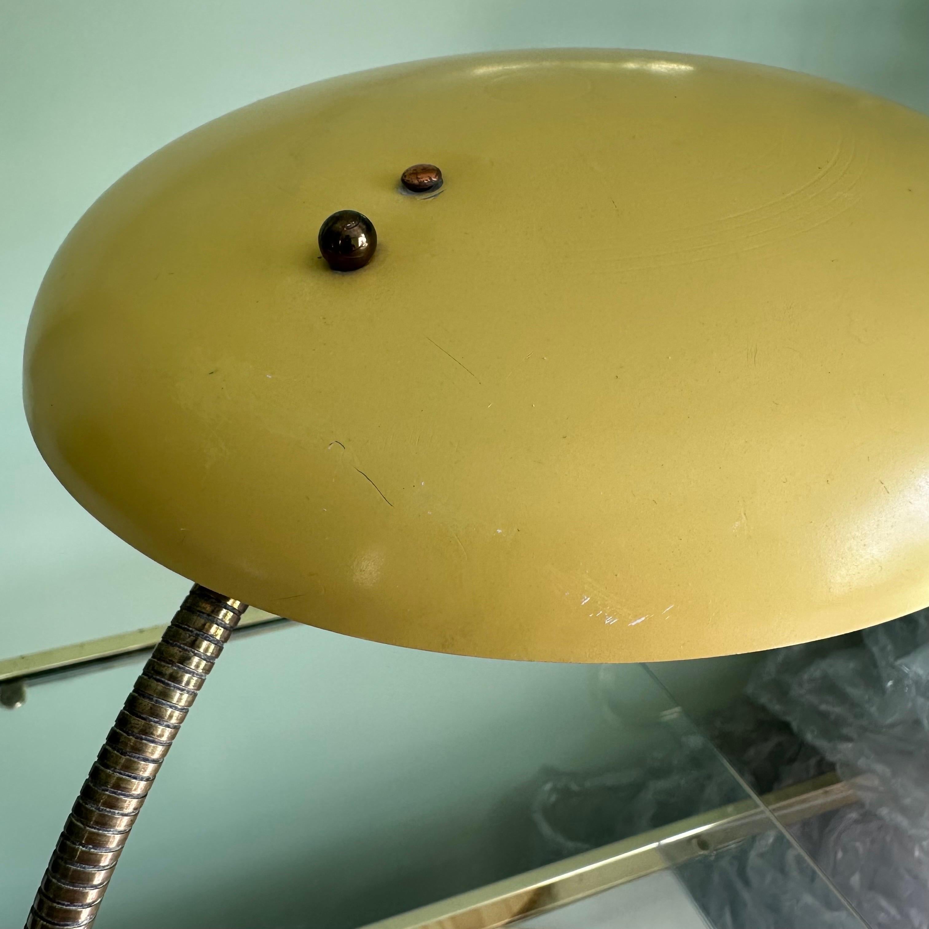 Européen Lampe de bureau jaune et laiton moderne du milieu du siècle dernier avec cœurs peints à la main en vente