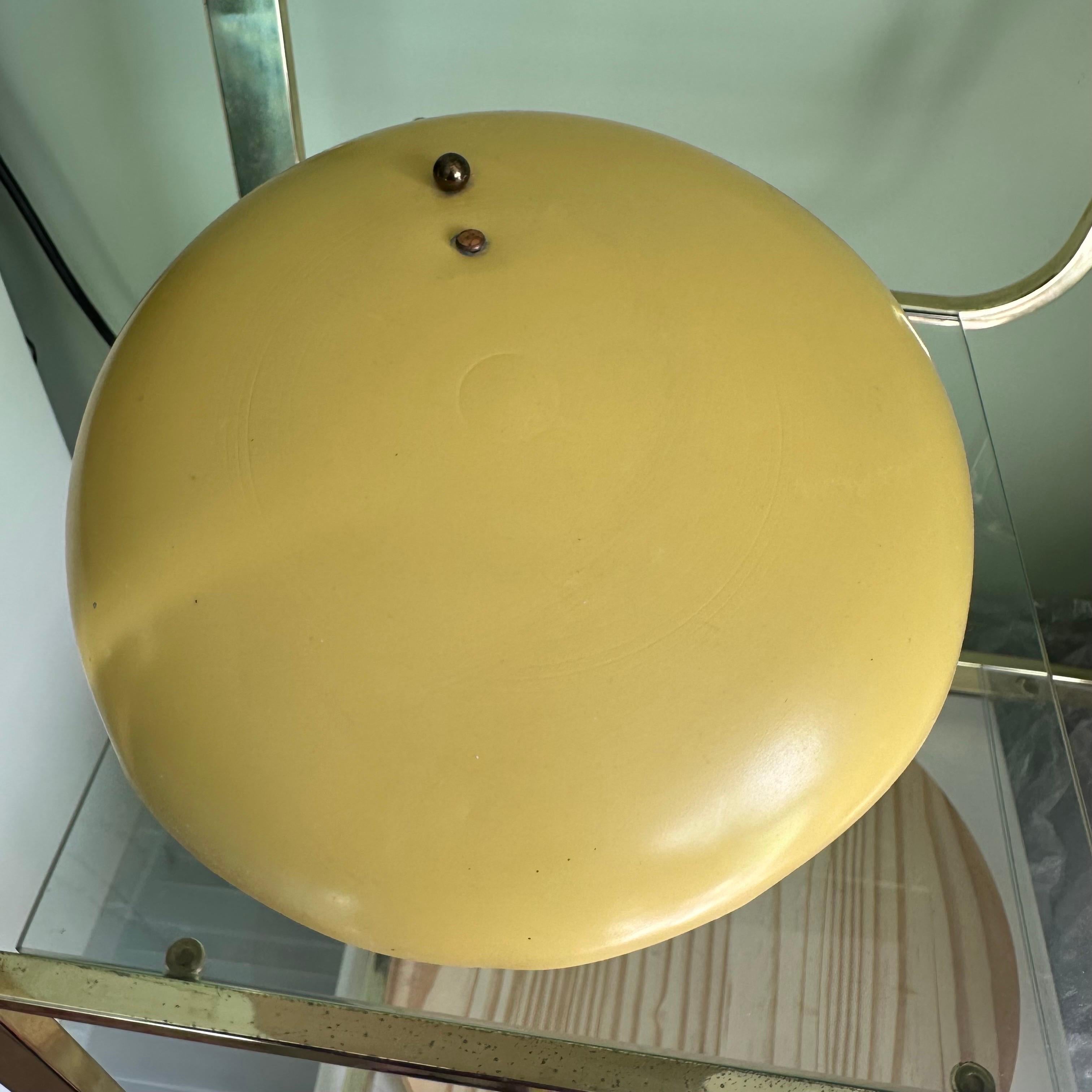 Lampe de bureau jaune et laiton moderne du milieu du siècle dernier avec cœurs peints à la main Bon état - En vente à Amityville, NY