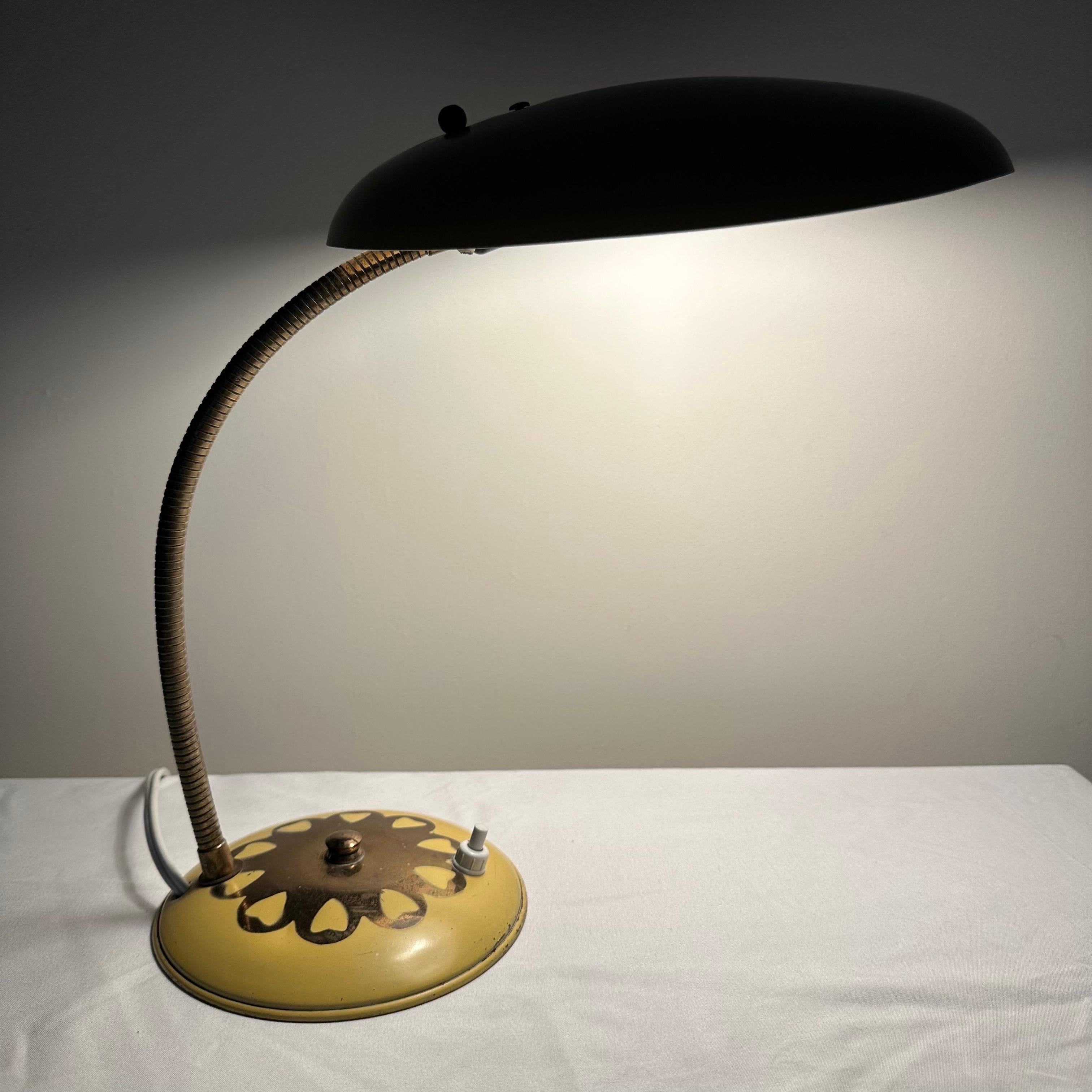 Milieu du XXe siècle Lampe de bureau jaune et laiton moderne du milieu du siècle dernier avec cœurs peints à la main en vente