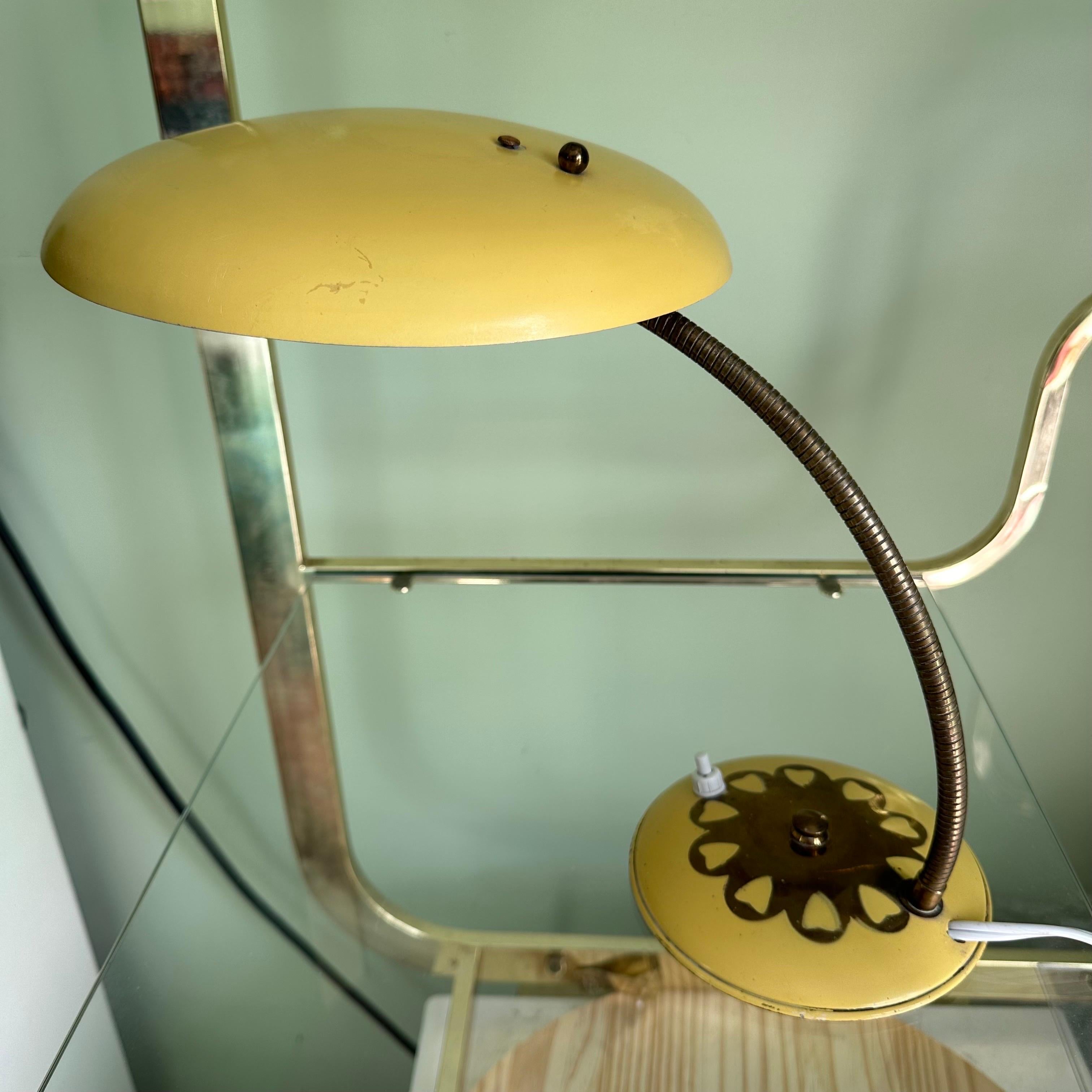 Métal Lampe de bureau jaune et laiton moderne du milieu du siècle dernier avec cœurs peints à la main en vente