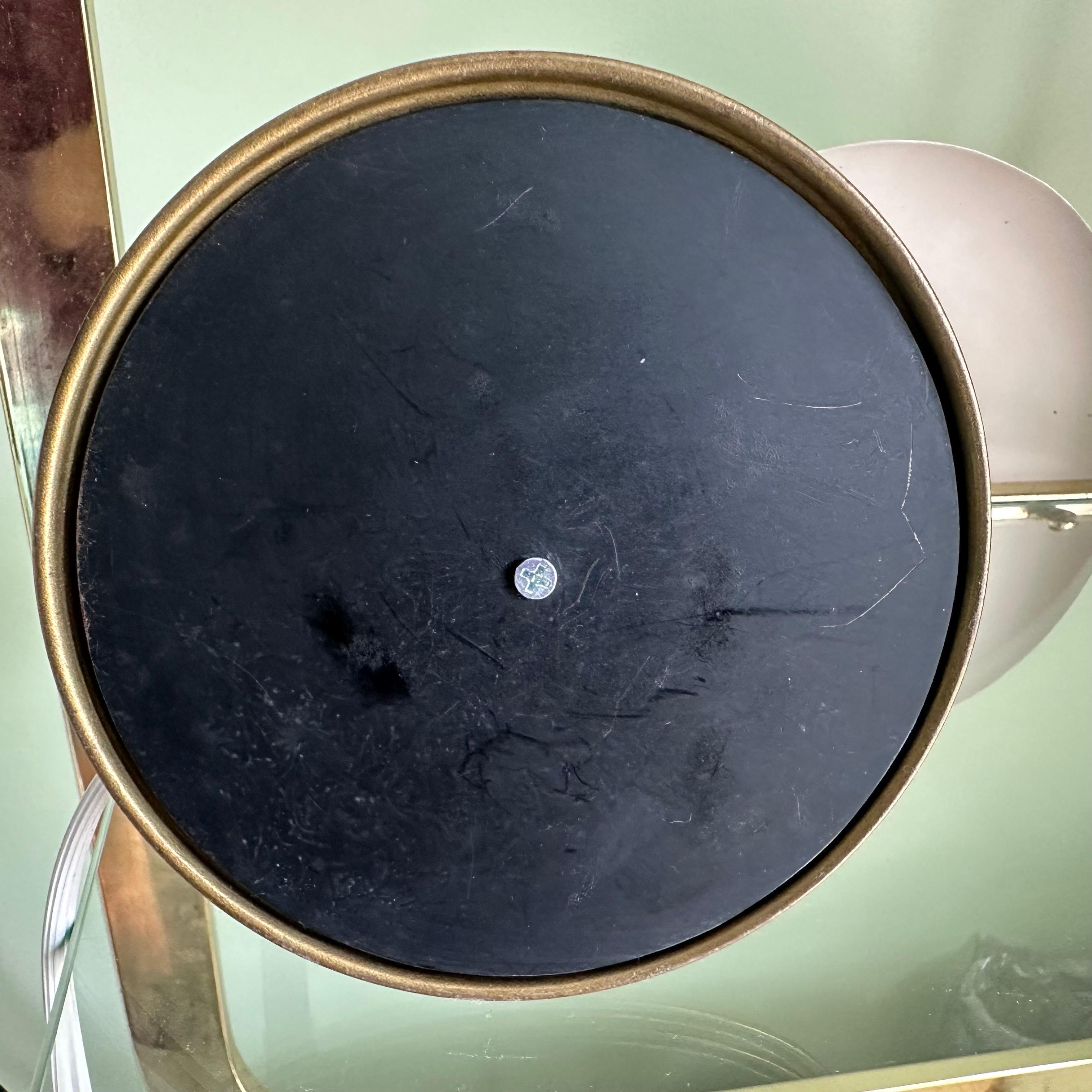 Lampe de bureau jaune et laiton moderne du milieu du siècle dernier avec cœurs peints à la main en vente 1