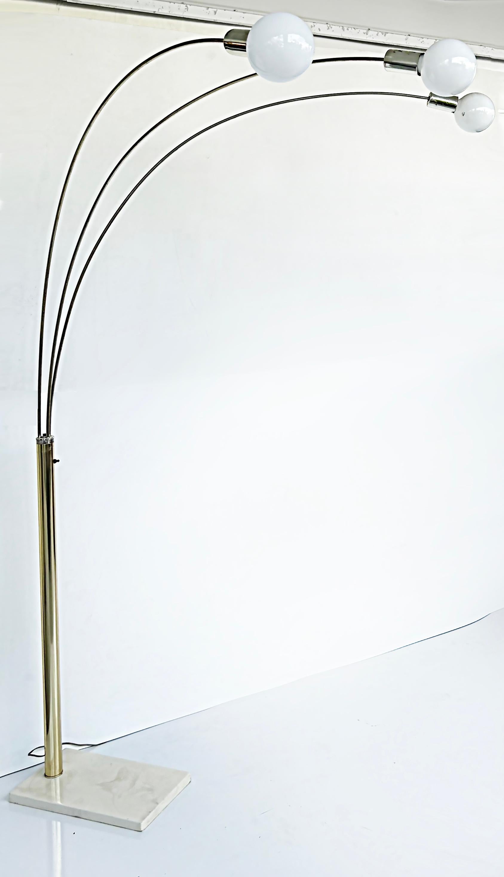 Mid-Century moderno Lampada da terra moderna ad arco in ottone, base in marmo in vendita