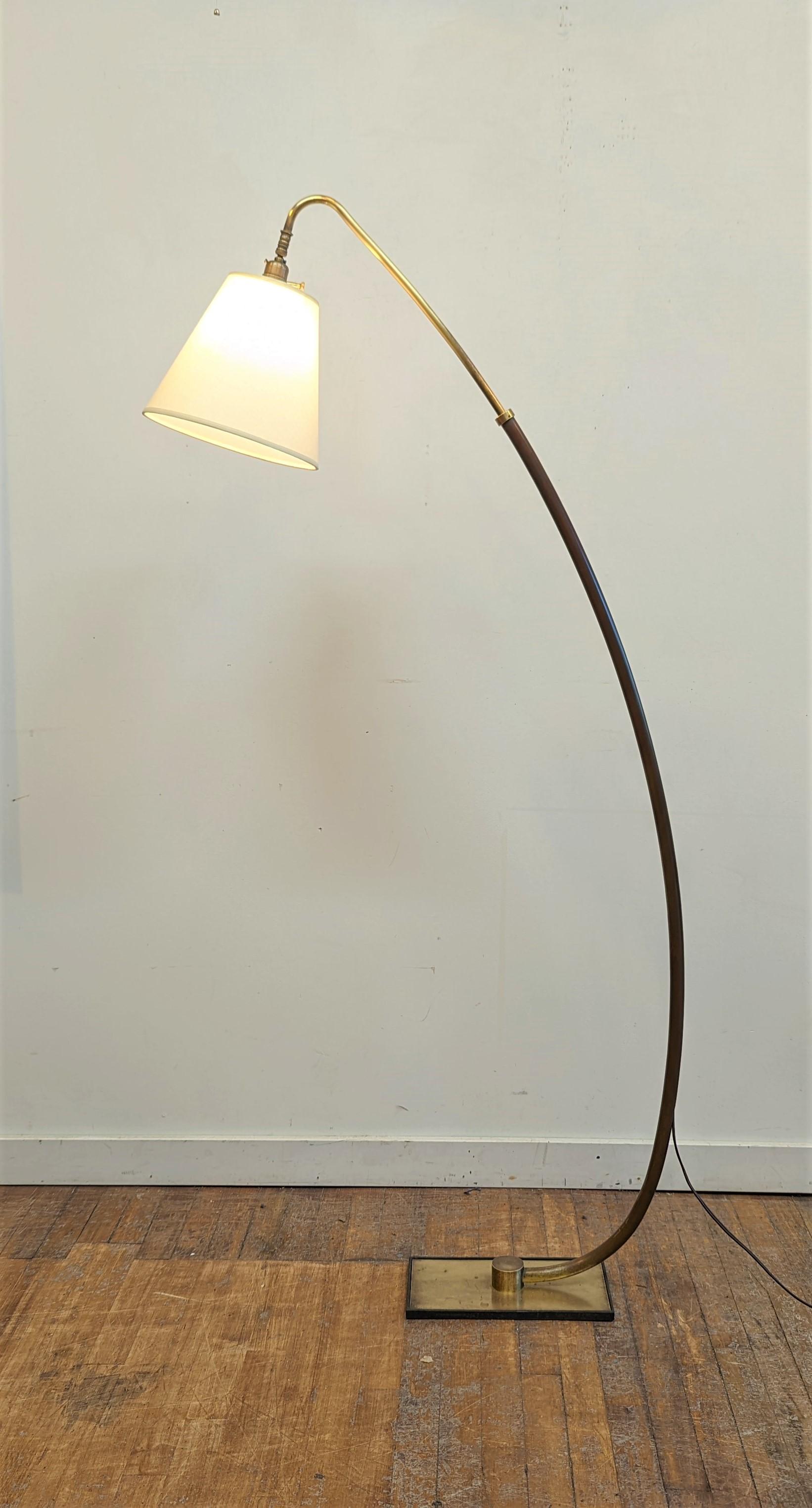 Mid-Century Modern Brass Articulating Floor Lamp In Good Condition In New York, NY