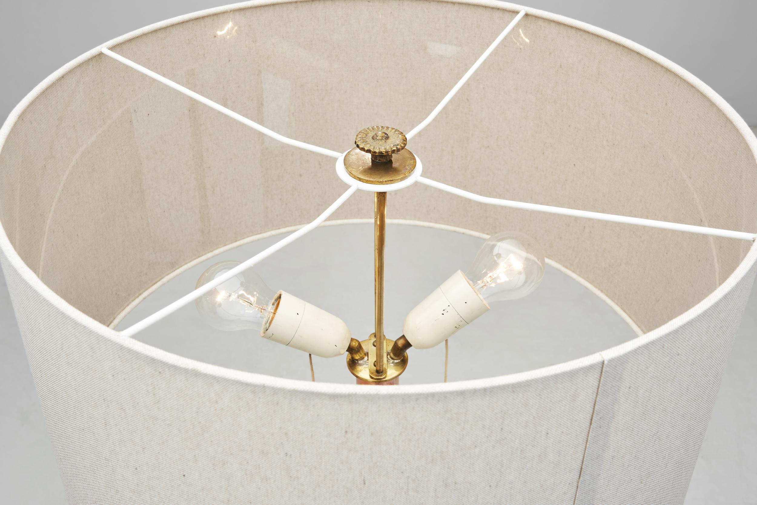 Lampadaire à base de laiton The Moderns, Europe vers 1950 en vente 4