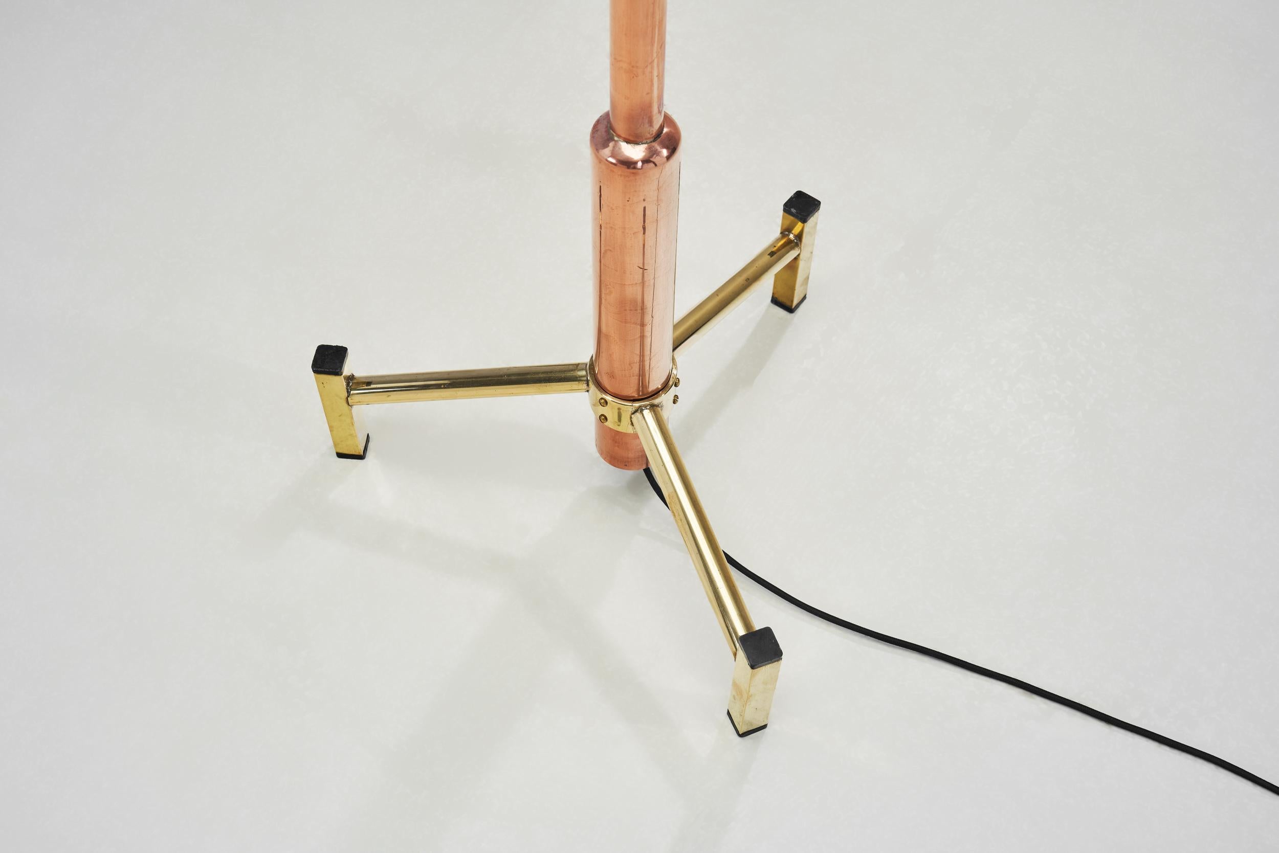 Lampadaire à base de laiton The Moderns, Europe vers 1950 en vente 12