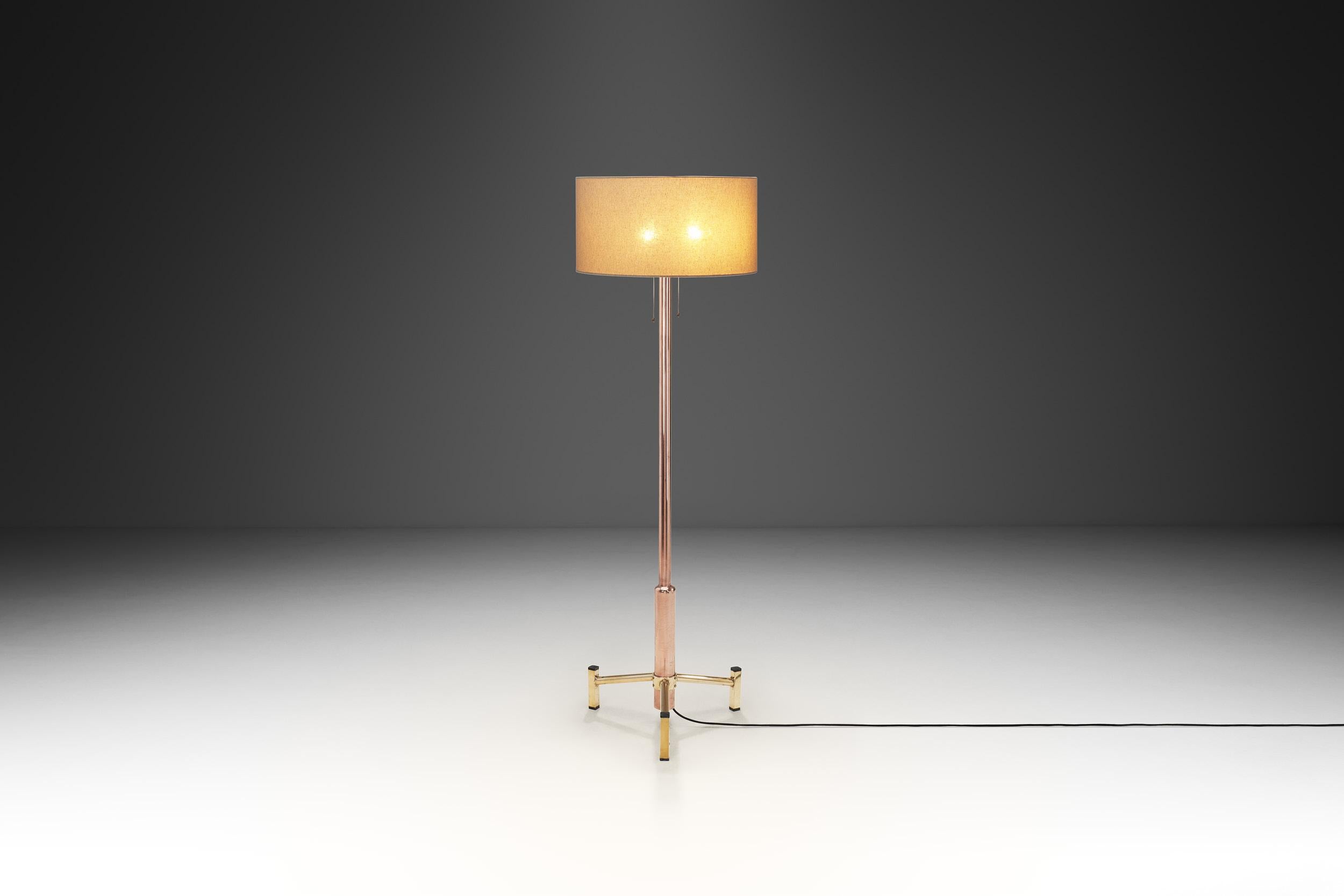 Européen Lampadaire à base de laiton The Moderns, Europe vers 1950 en vente