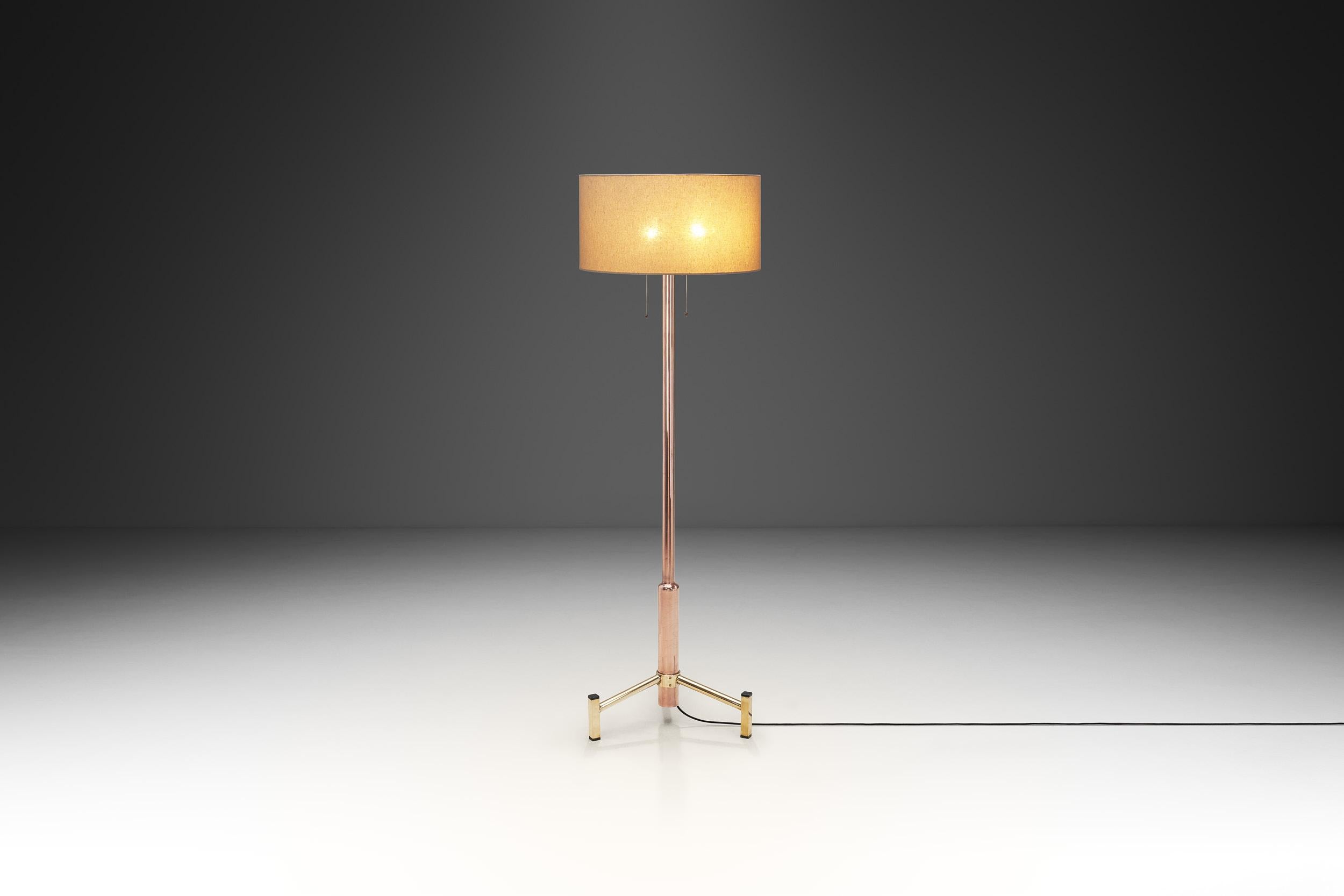 Milieu du XXe siècle Lampadaire à base de laiton The Moderns, Europe vers 1950 en vente