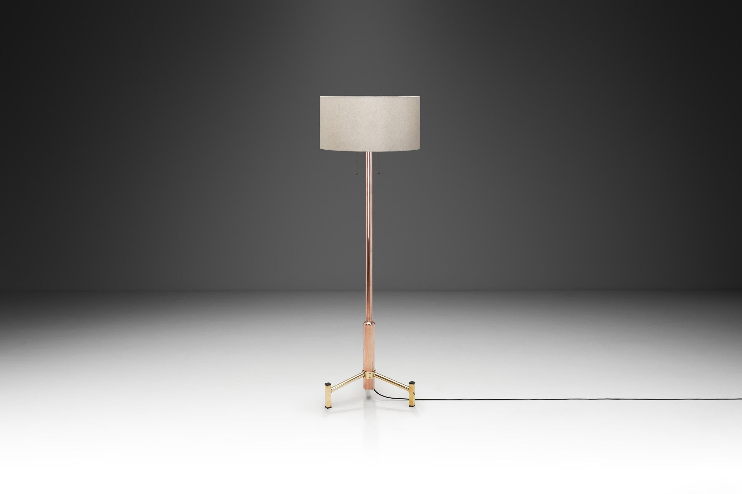 Laiton Lampadaire à base de laiton The Moderns, Europe vers 1950 en vente