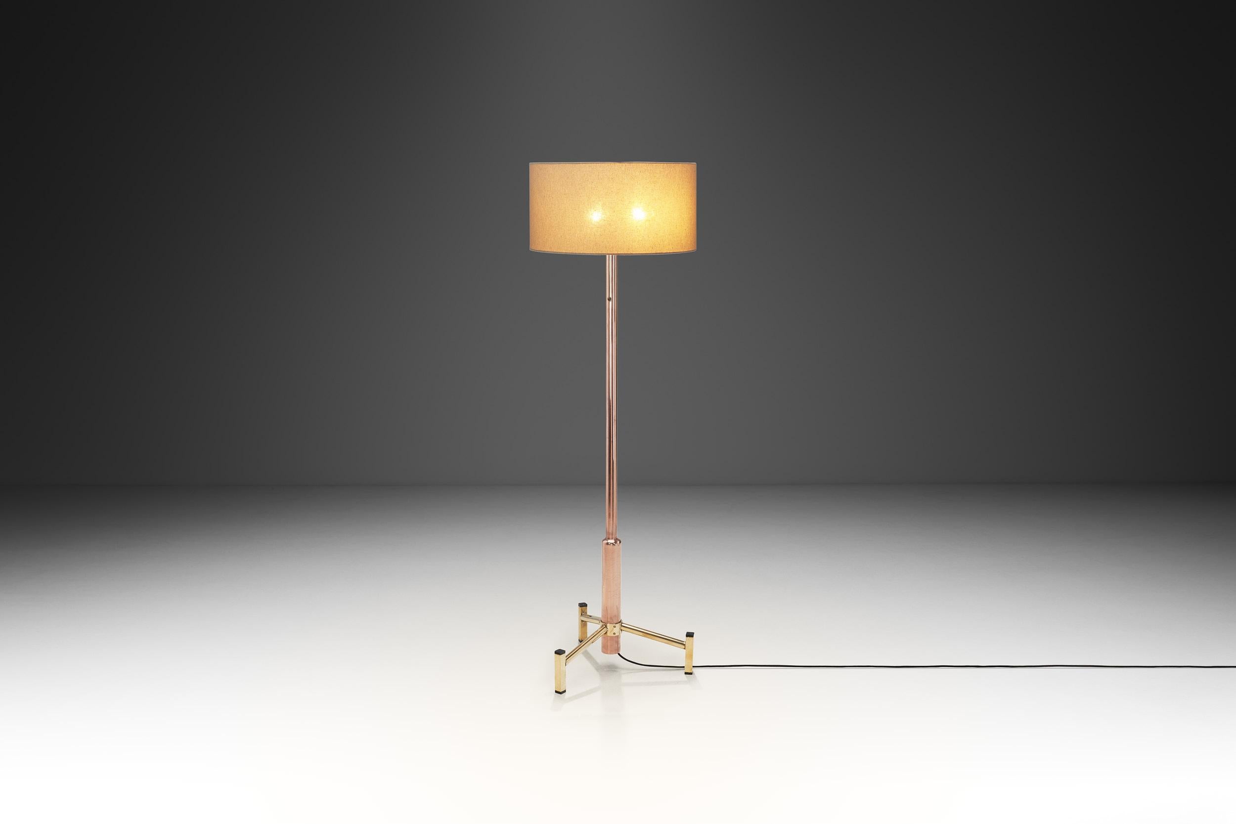 Lampadaire à base de laiton The Moderns, Europe vers 1950 en vente 1