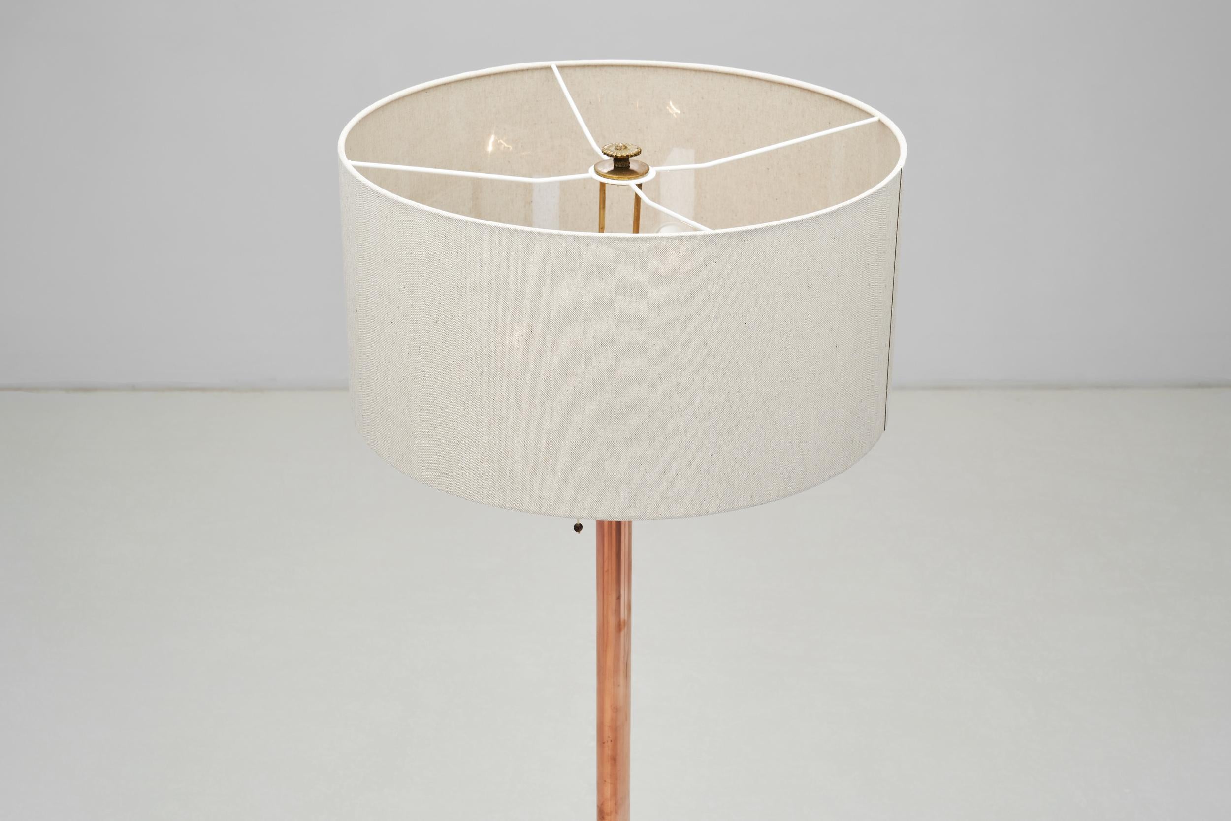 Lampadaire à base de laiton The Moderns, Europe vers 1950 en vente 2