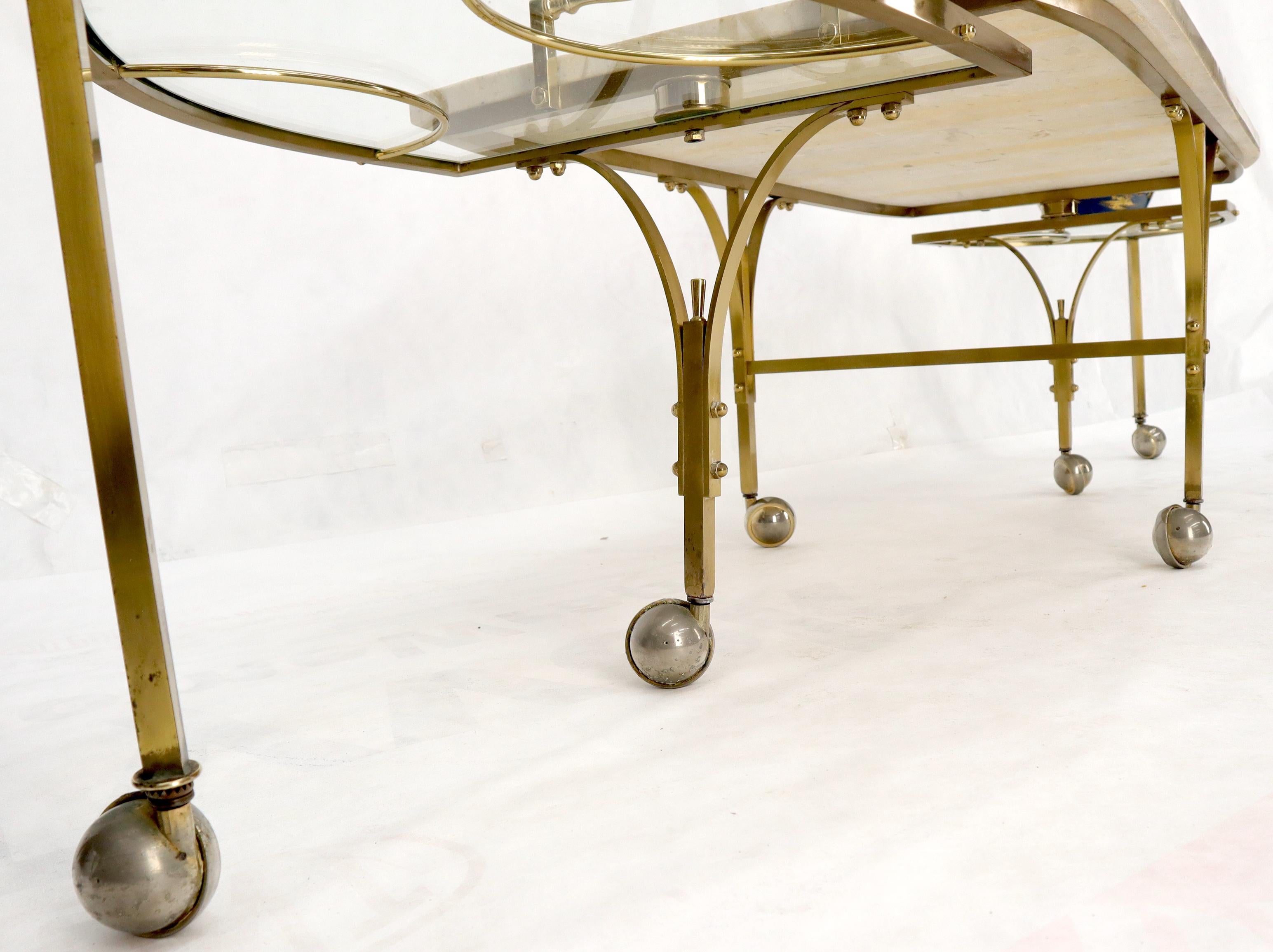 Table basse extensible moderne du milieu du siècle dernier, base en laiton sur roues, plateau en travertin en vente 3