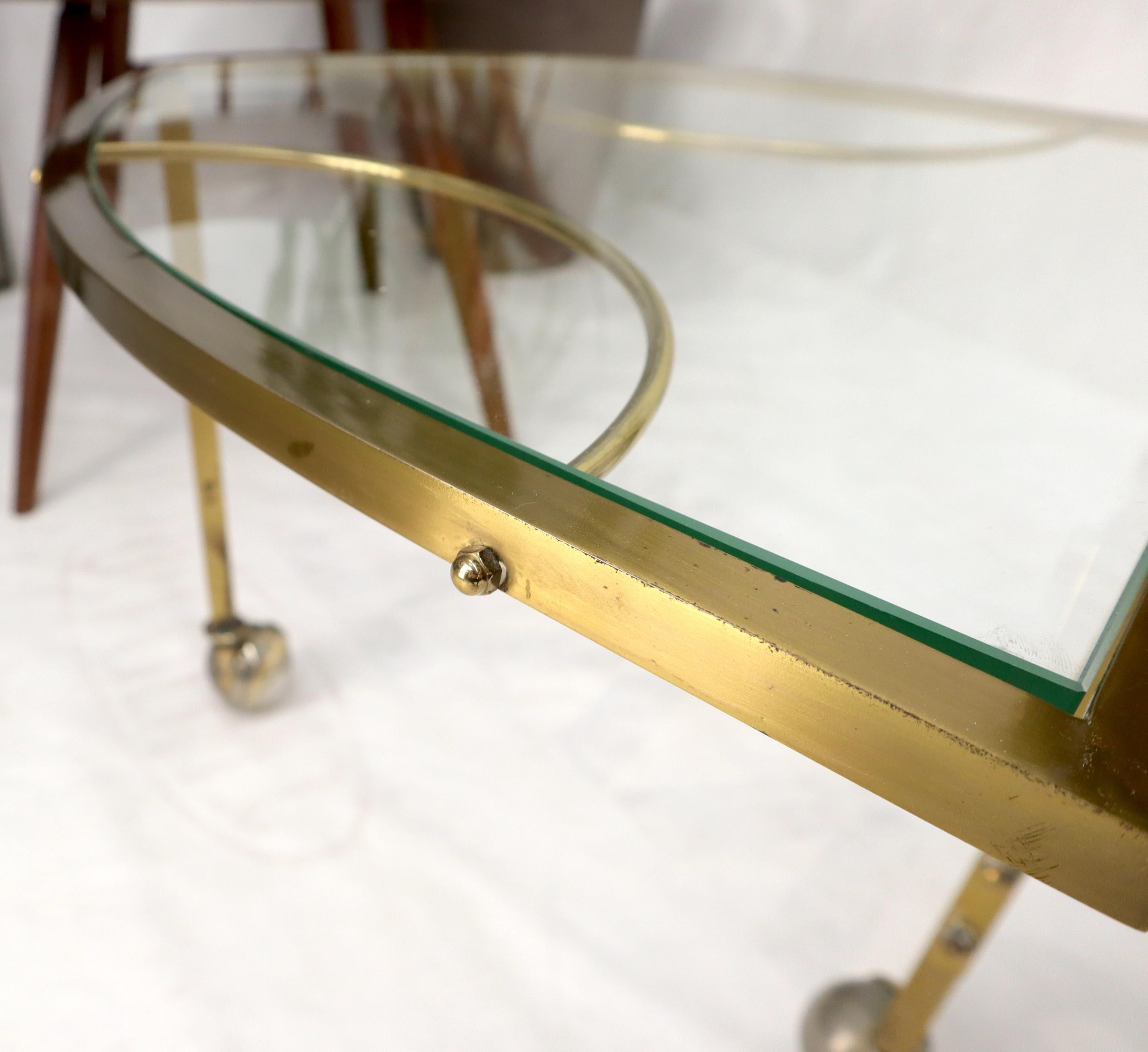 Table basse extensible moderne du milieu du siècle dernier, base en laiton sur roues, plateau en travertin en vente 6