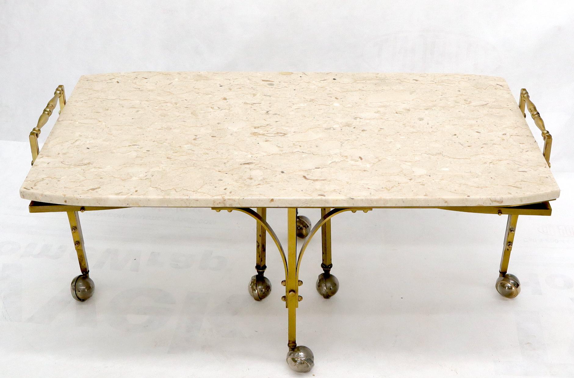 Table basse en laiton sur roulettes avec plateau en travertin et extensions ou feuilles extensibles en forme de fer. Table basse entièrement réglable.