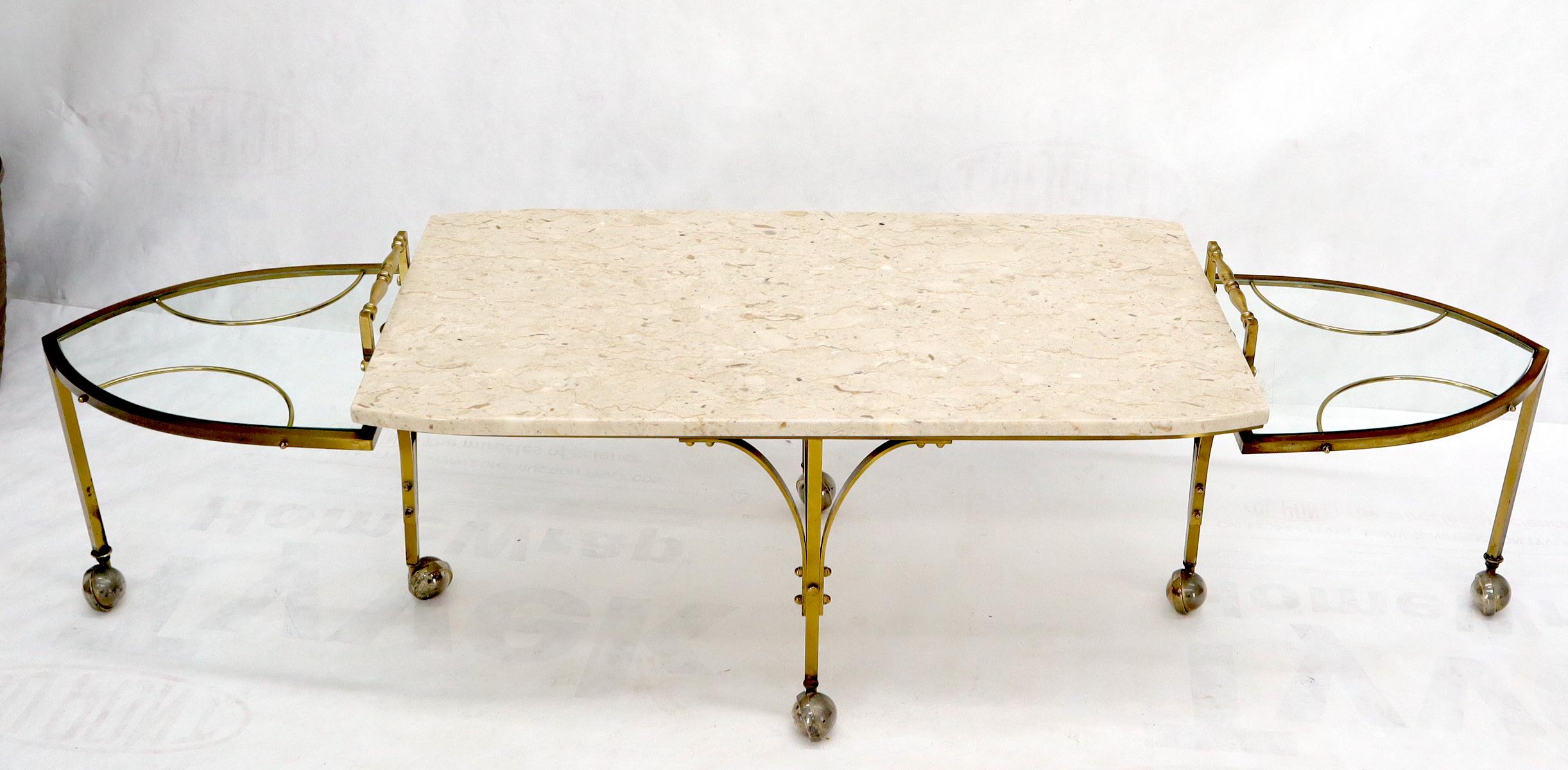 Mid-Century Modern Table basse extensible moderne du milieu du siècle dernier, base en laiton sur roues, plateau en travertin en vente