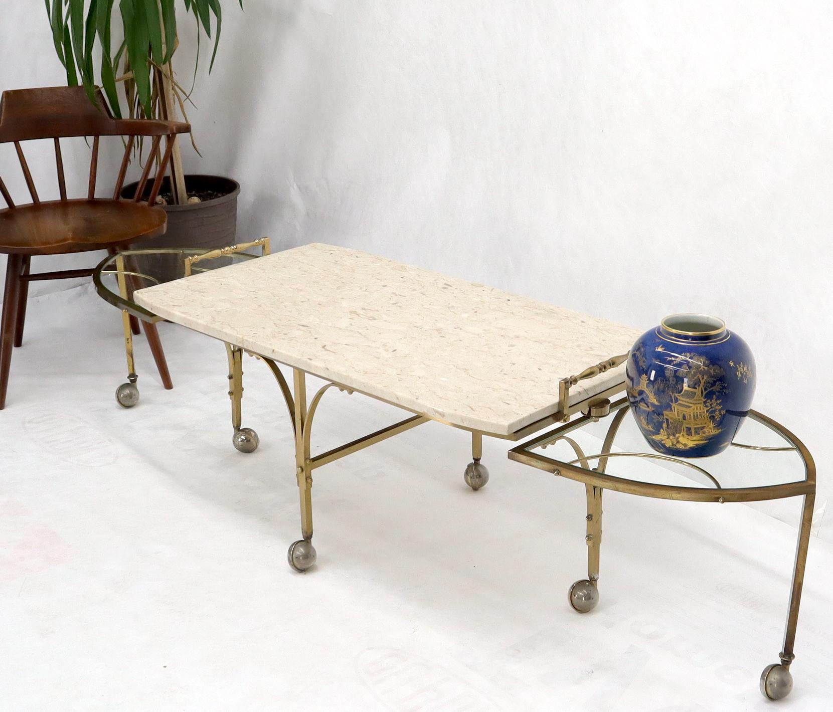 Laiton Table basse extensible moderne du milieu du siècle dernier, base en laiton sur roues, plateau en travertin en vente