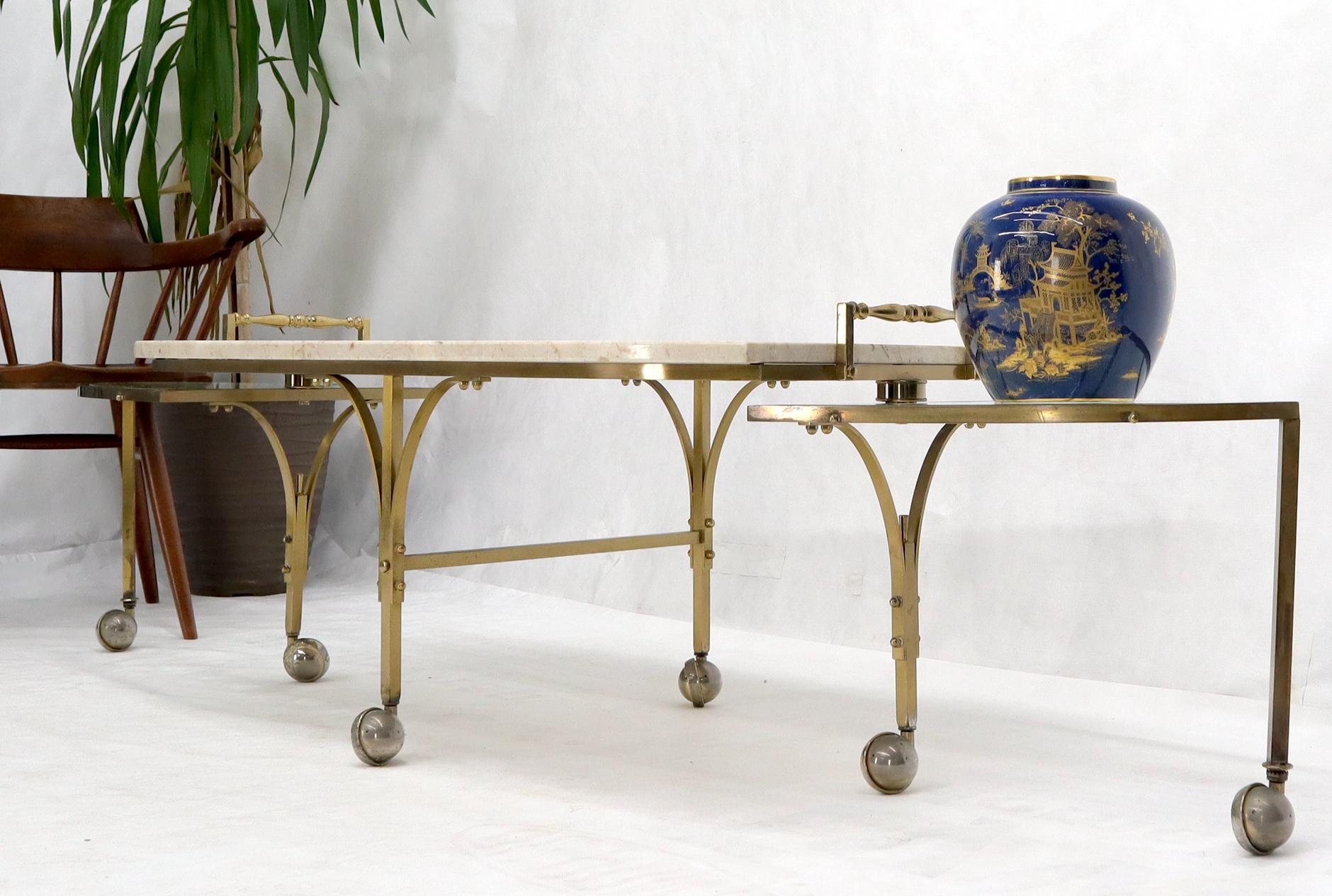 Table basse extensible moderne du milieu du siècle dernier, base en laiton sur roues, plateau en travertin en vente 1