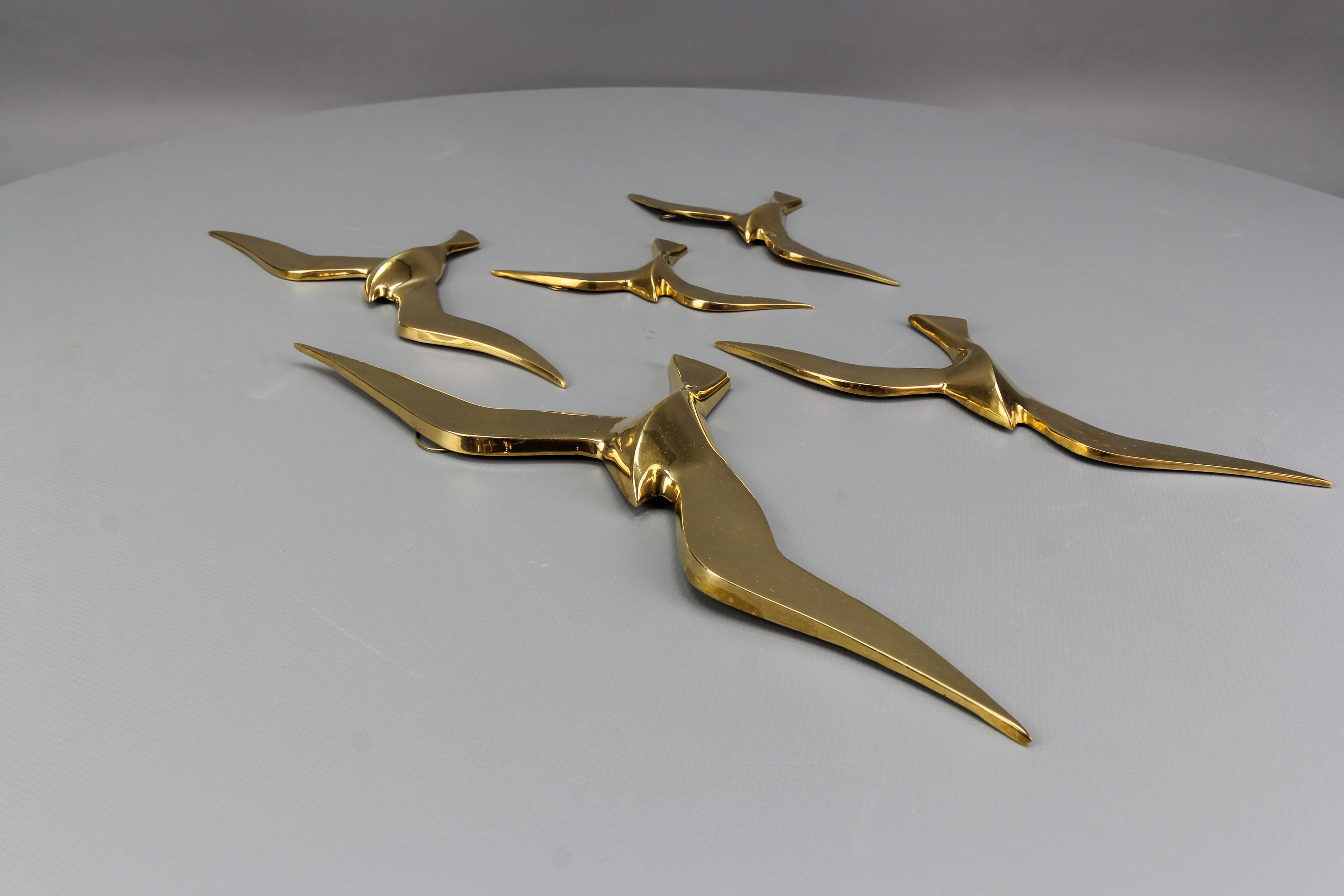 Mid-Century Modern Brass Bird Wall-Mounted Figures, Set of Five In Good Condition For Sale In Barntrup, DE